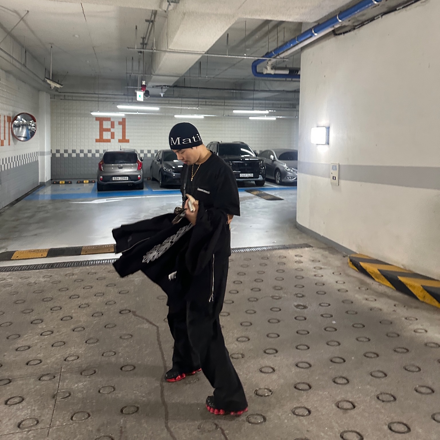 Matin Kim Logo Jacquard Short Beanie Black, Chrome Hearts Multi Color Cross T-Shirt Black 착용 스타일 - 1