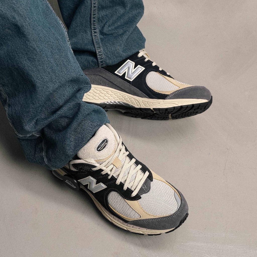 New Balance 2002R Magnet Timberwolf 착용 스타일