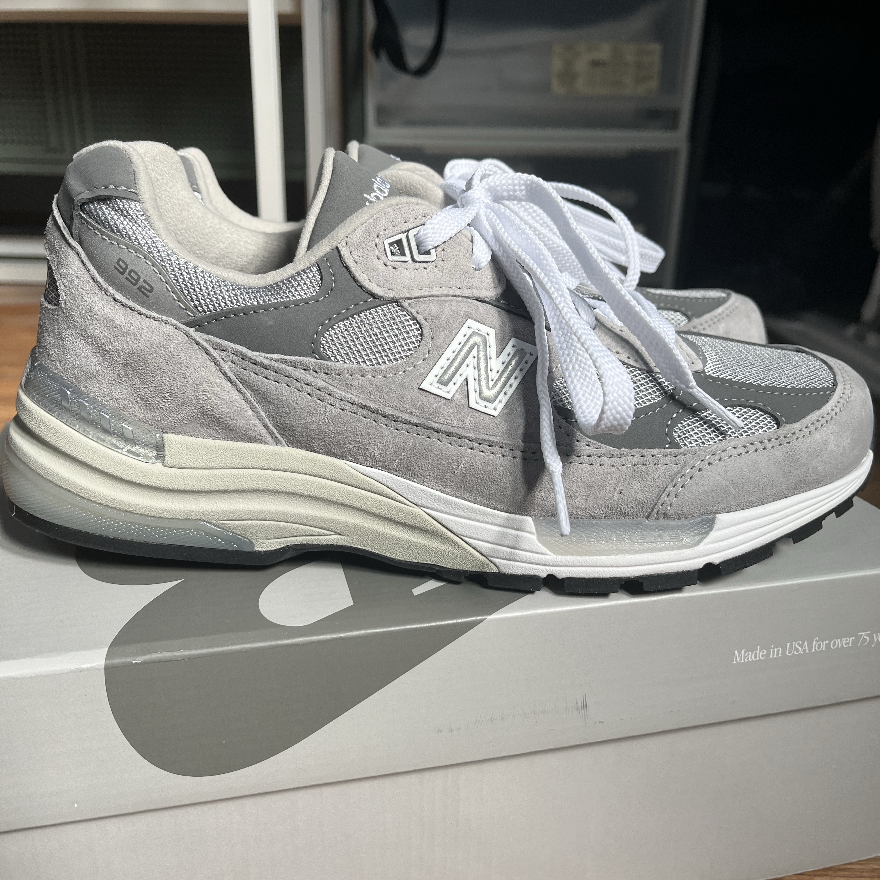 New Balance 992 Made in USA Core Grey Silver Metallic 착용 스타일 - 1