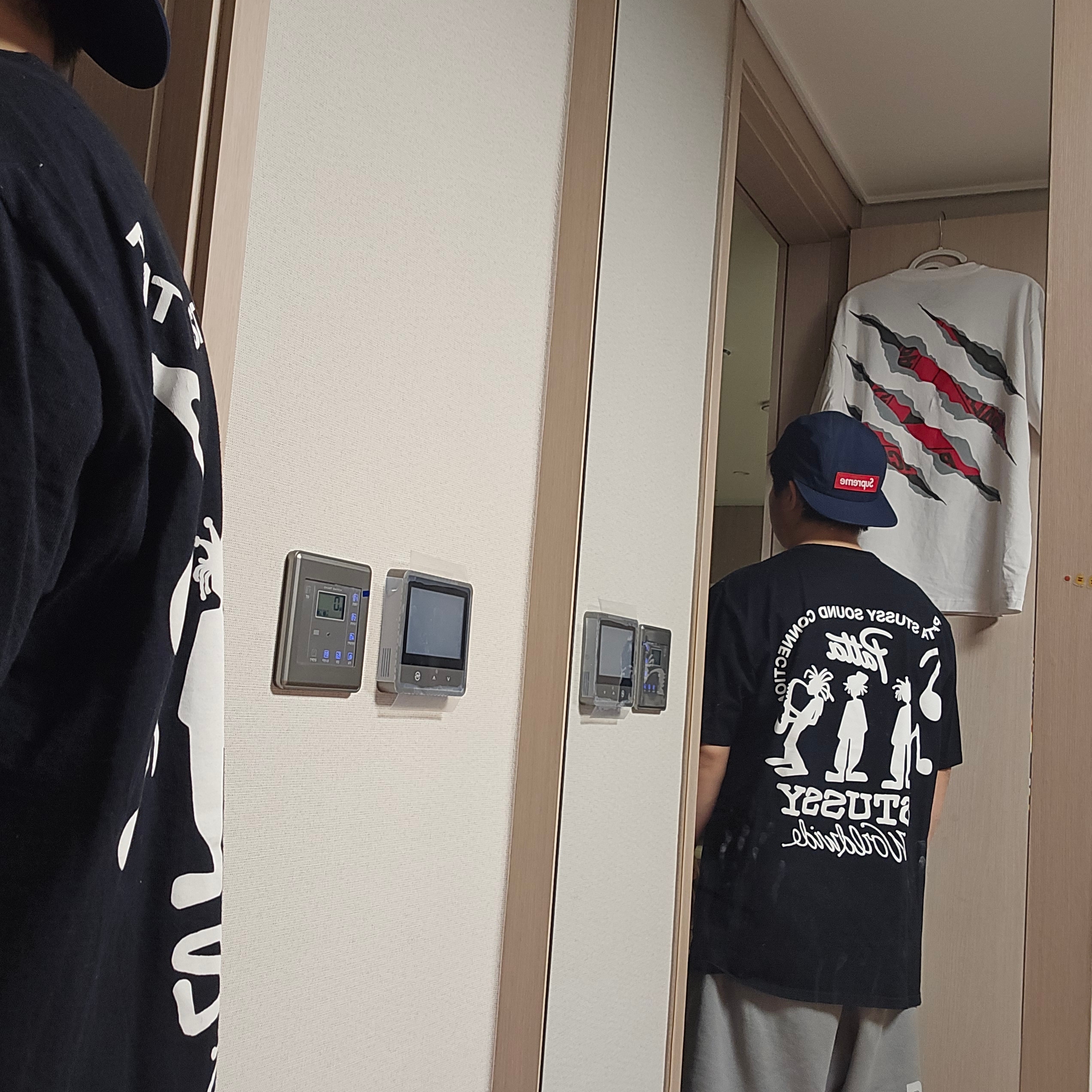 팔라스 립드 트라이 티셔츠 화이트 - 25SS, 팔라스 스프레이 트라이퍼그 크루 메탈리코 - 24SS 착용 스타일 - 2
