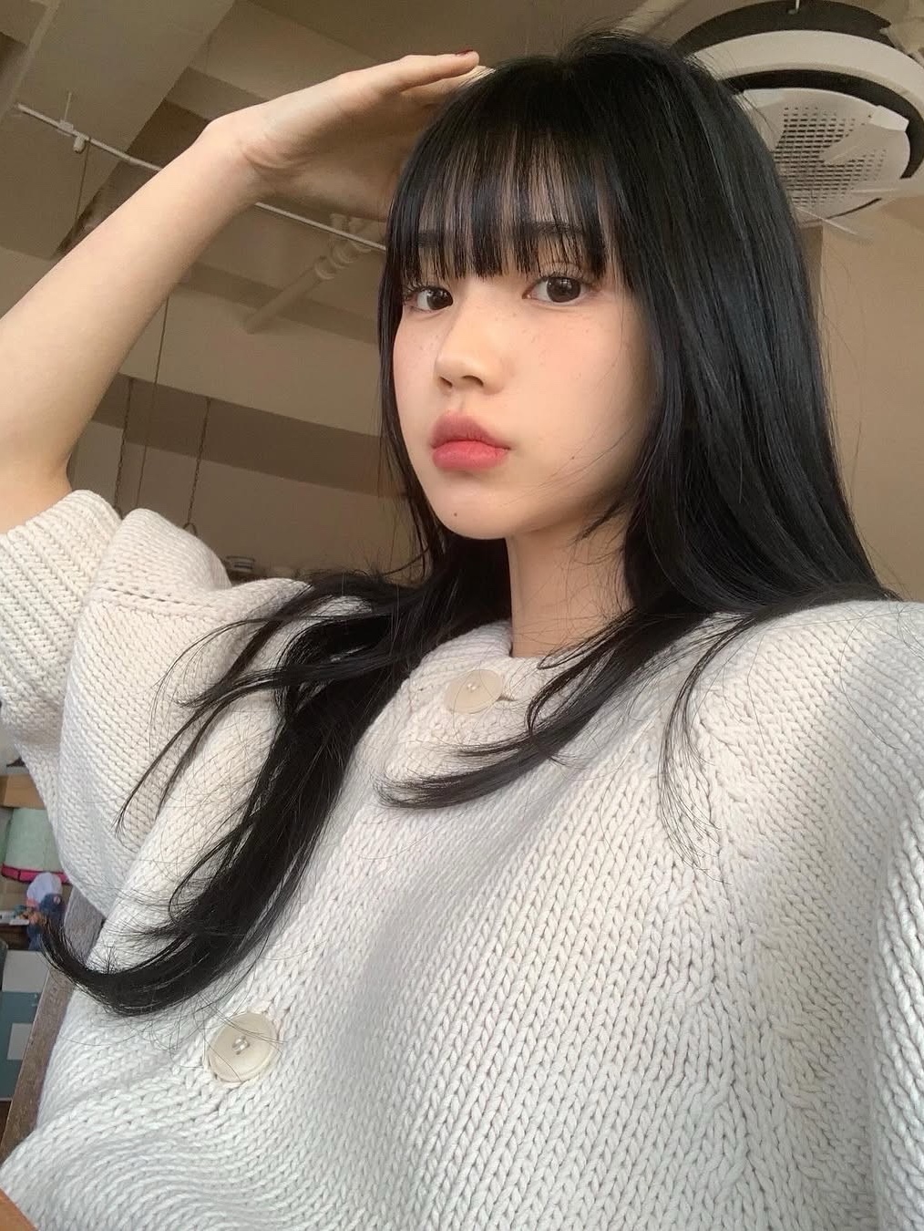 파르벵 코튼 크롭 가디건 아이보리 착용 스타일 - 3