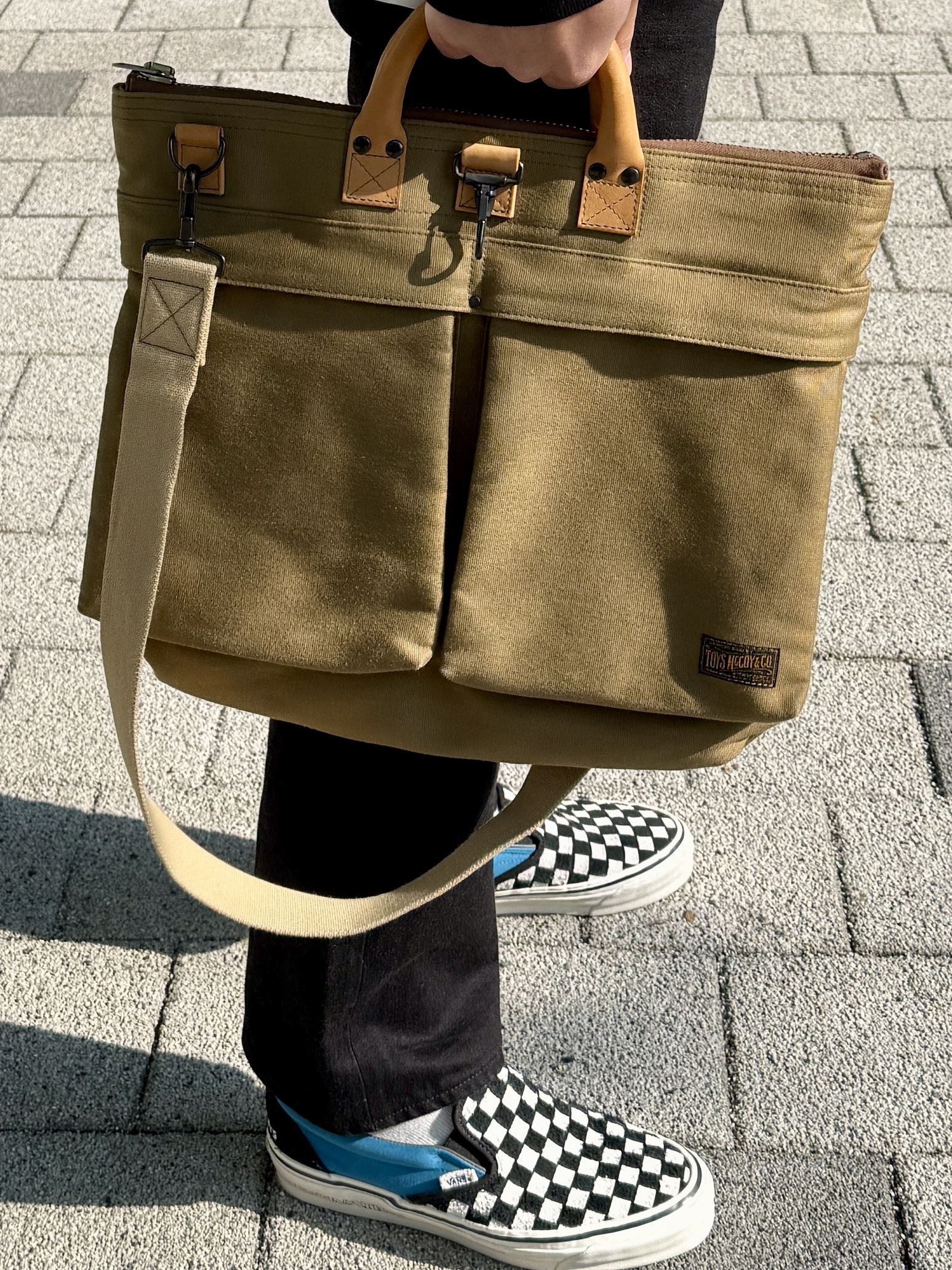 Toys McCoy Helmet Bag Grossglain Khaki, Vans x Liberaiders LX Slip-On Reissue 98 Black 착용 스타일 - 5