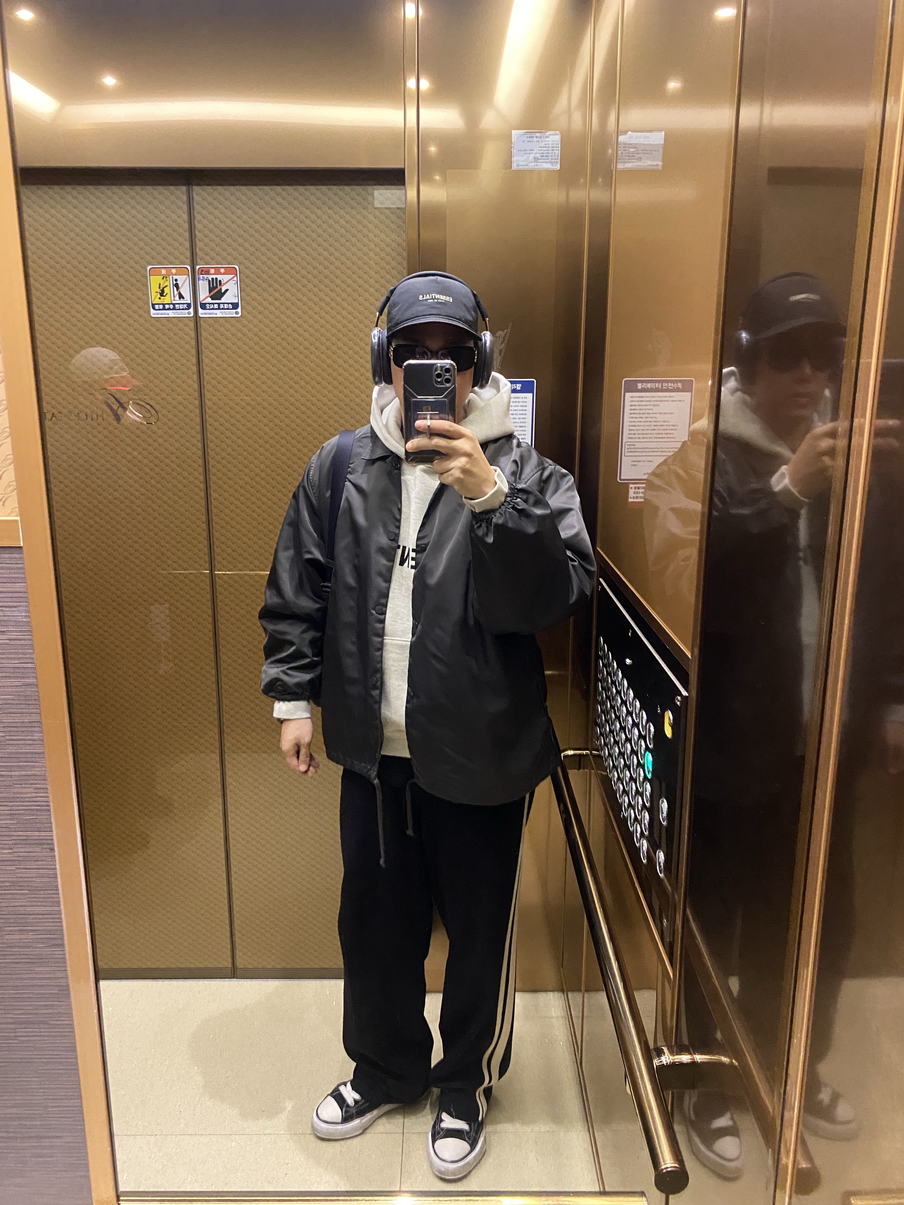 Apple AirPods Max USB C Midnight (Korean Ver.), Essentials x New Era Retro Crown Strapback Black 착용 스타일 - 1