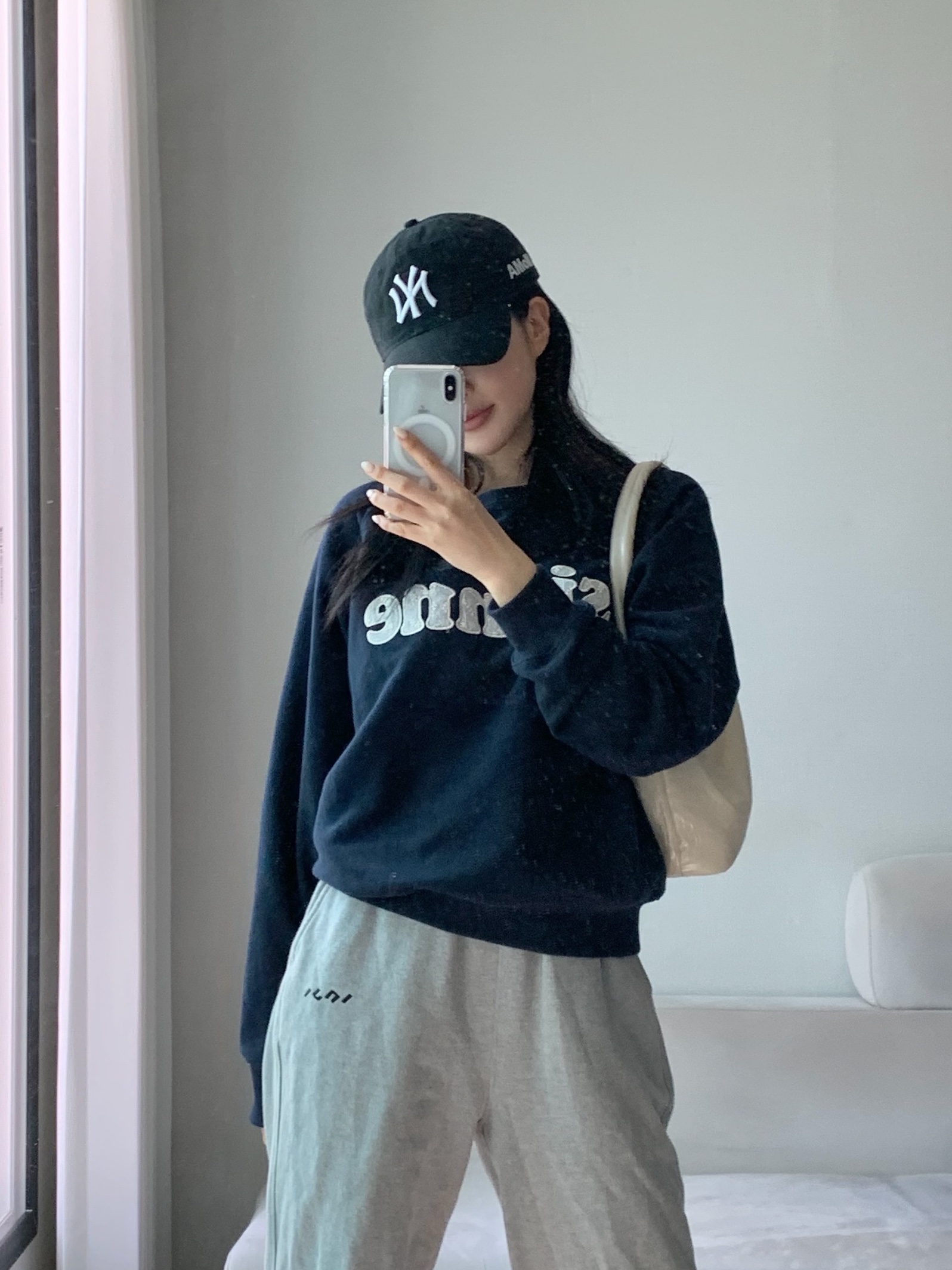 New Era x MoMA New York Yankees Cap Black 착용 스타일