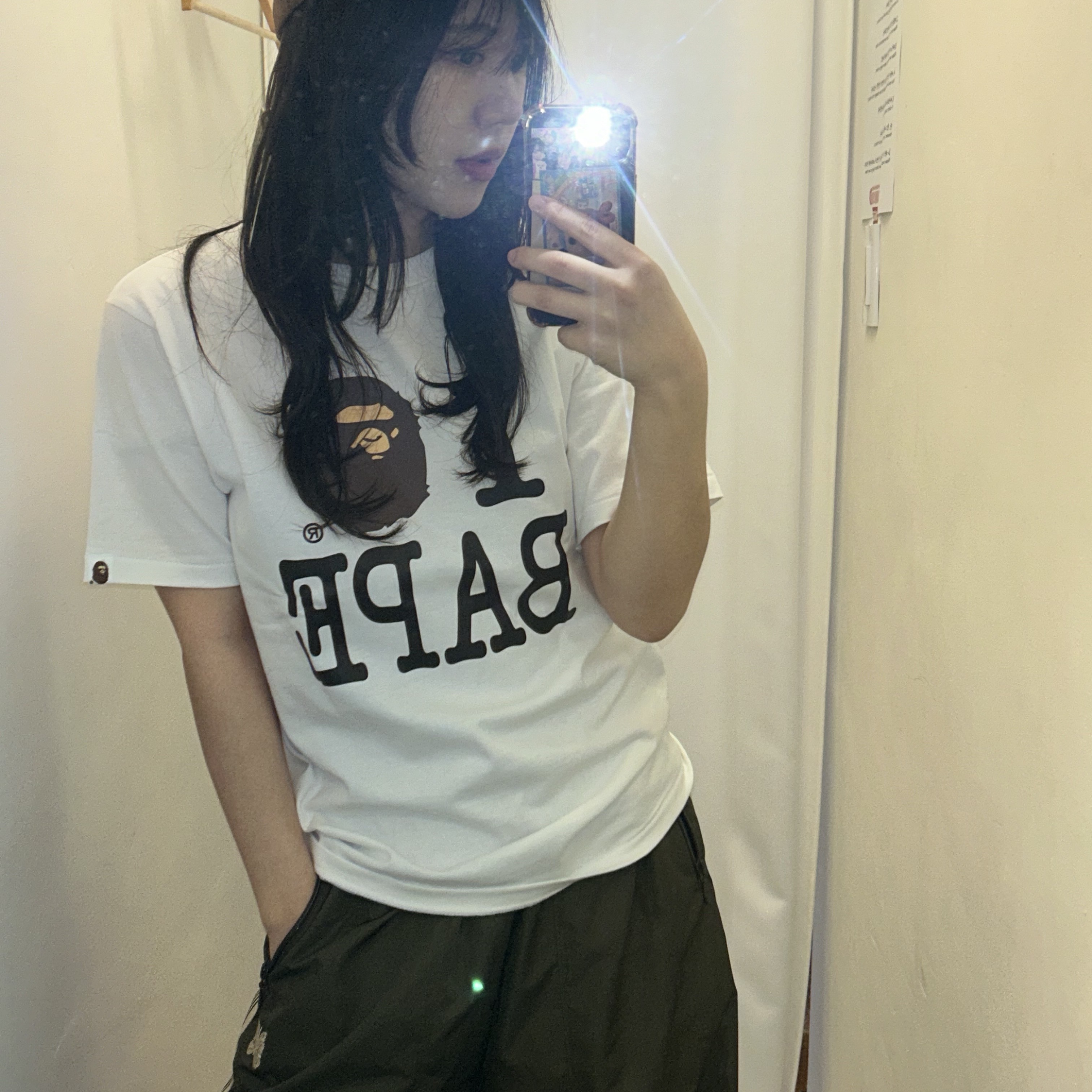 베이프 아이 러브 베이프 티셔츠 화이트, 니들스 x LHP H.D. 나일론 트랙 팬츠 올리브 착용 스타일 - 1