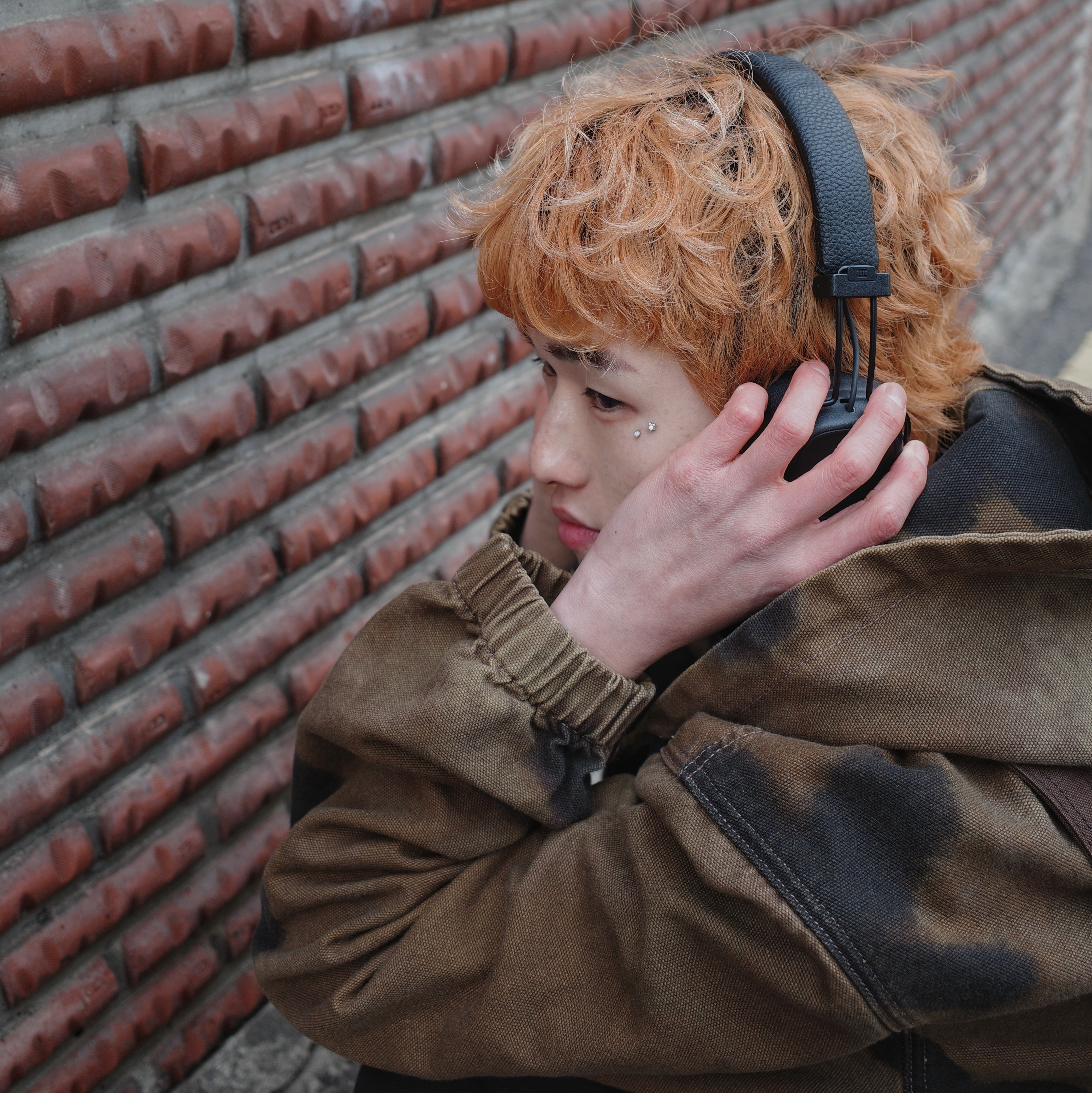 Porter Smoky 2Way Shoulder Bag Brown, Keen Jasper Sneakers Toasted Coconut 착용 스타일 - 6