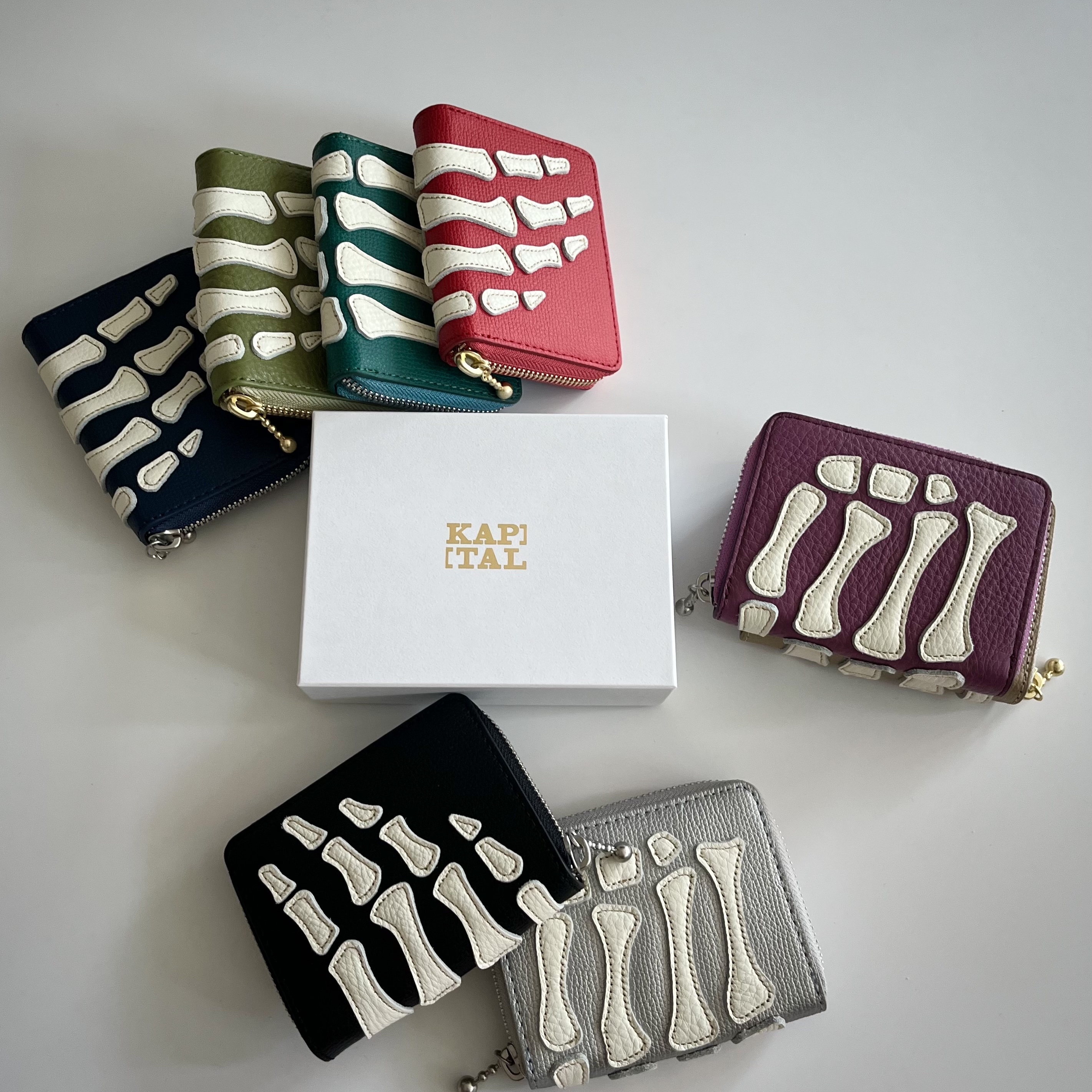 Kapital Thumbs Up Bone Hand Zip Mini Wallet Black, Kapital Thumbs Up Bone Hand Zip Mini Wallet Red 착용 스타일 - 4