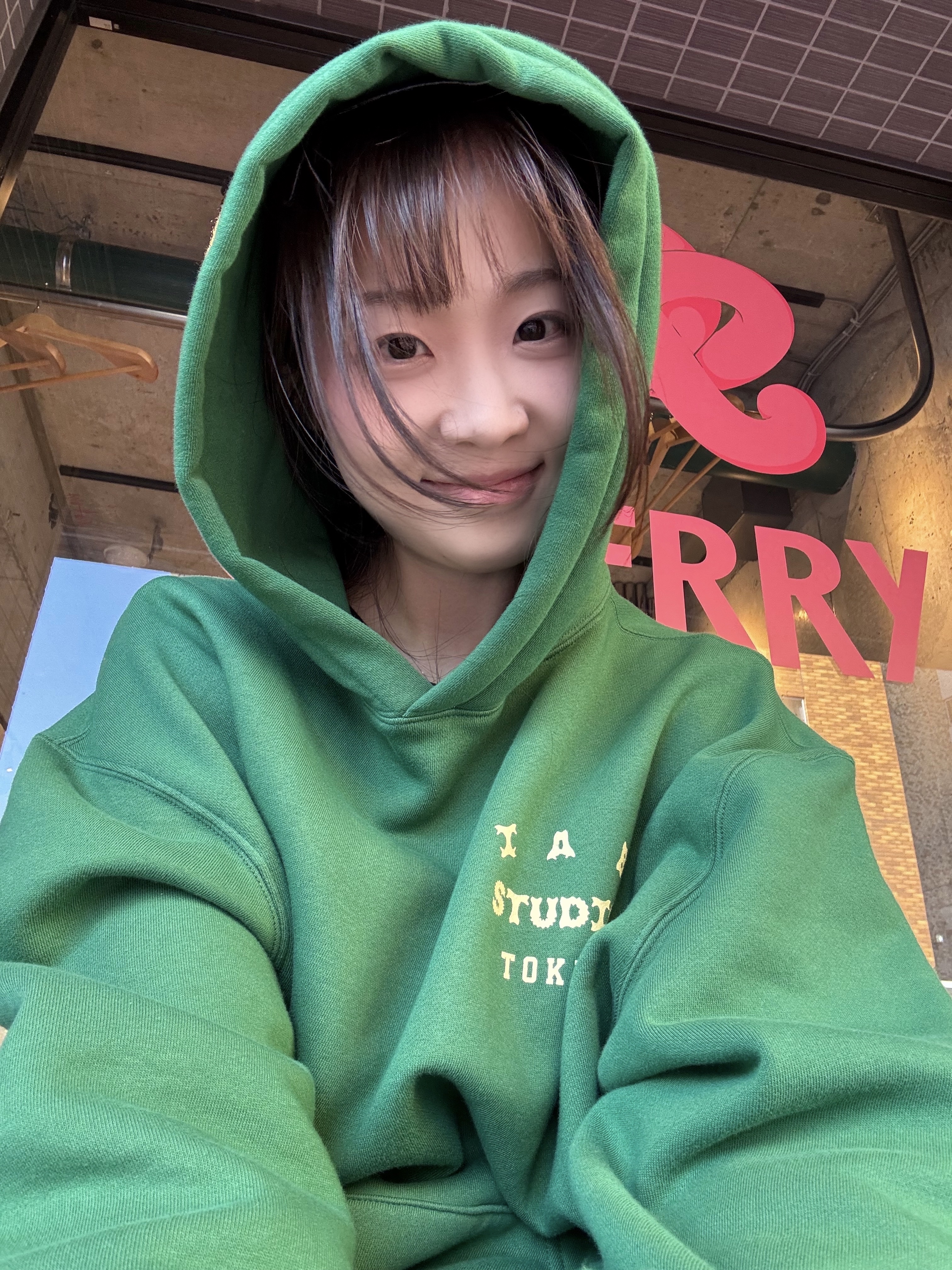 IAB Studio Tokyo Hoodie Green Cream 착용 스타일
