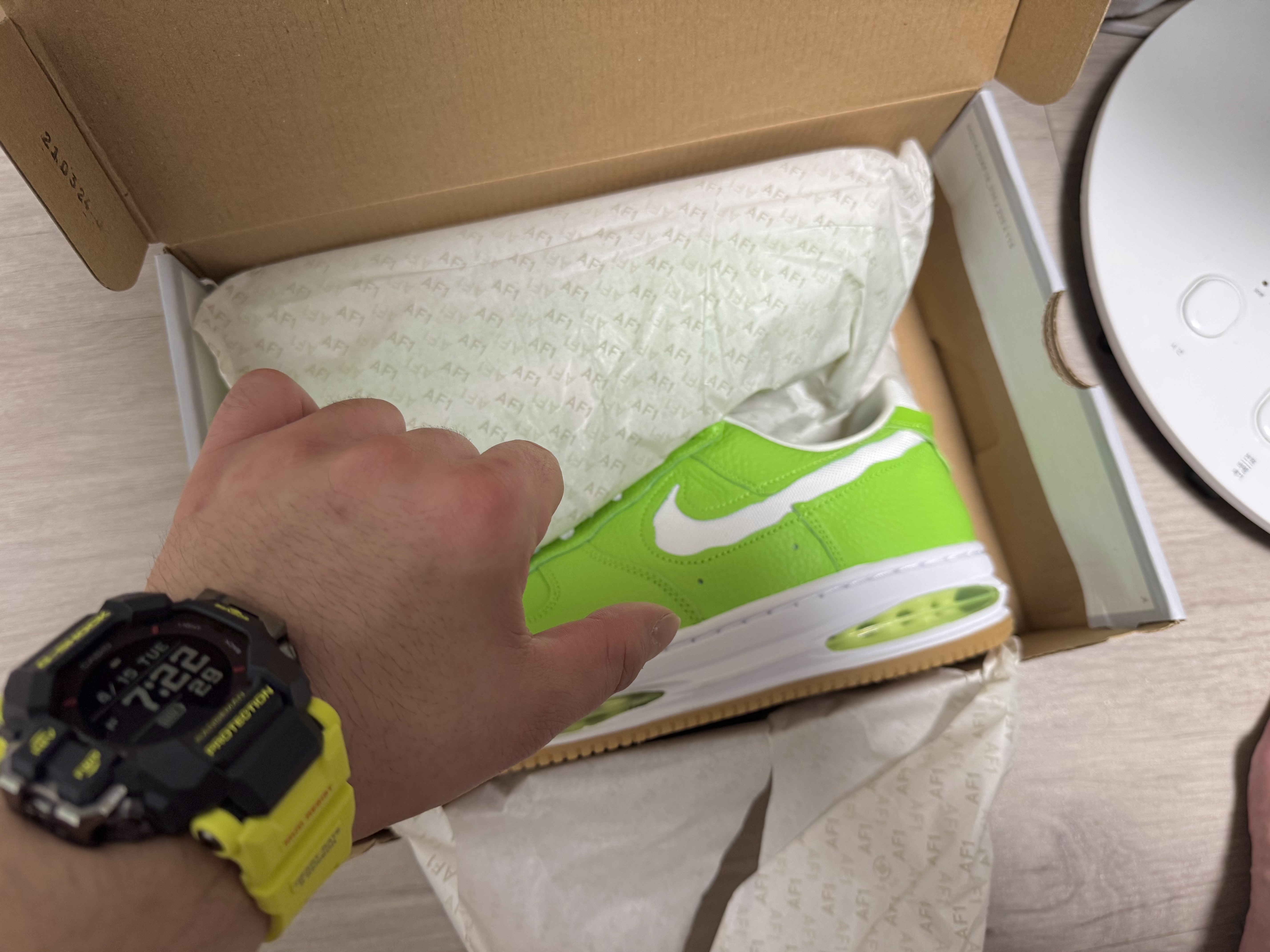 Nike Air Force 1 Low EVO Action Green Light Lemon Twist 착용 스타일 - 2