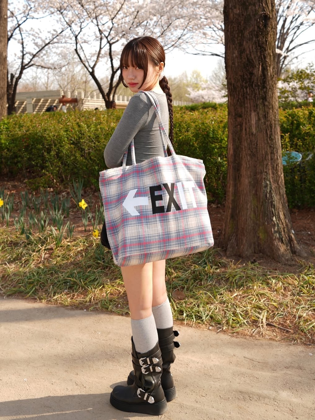 GRAILZ Checkered Tote Bag Pink 착용 스타일 - 2