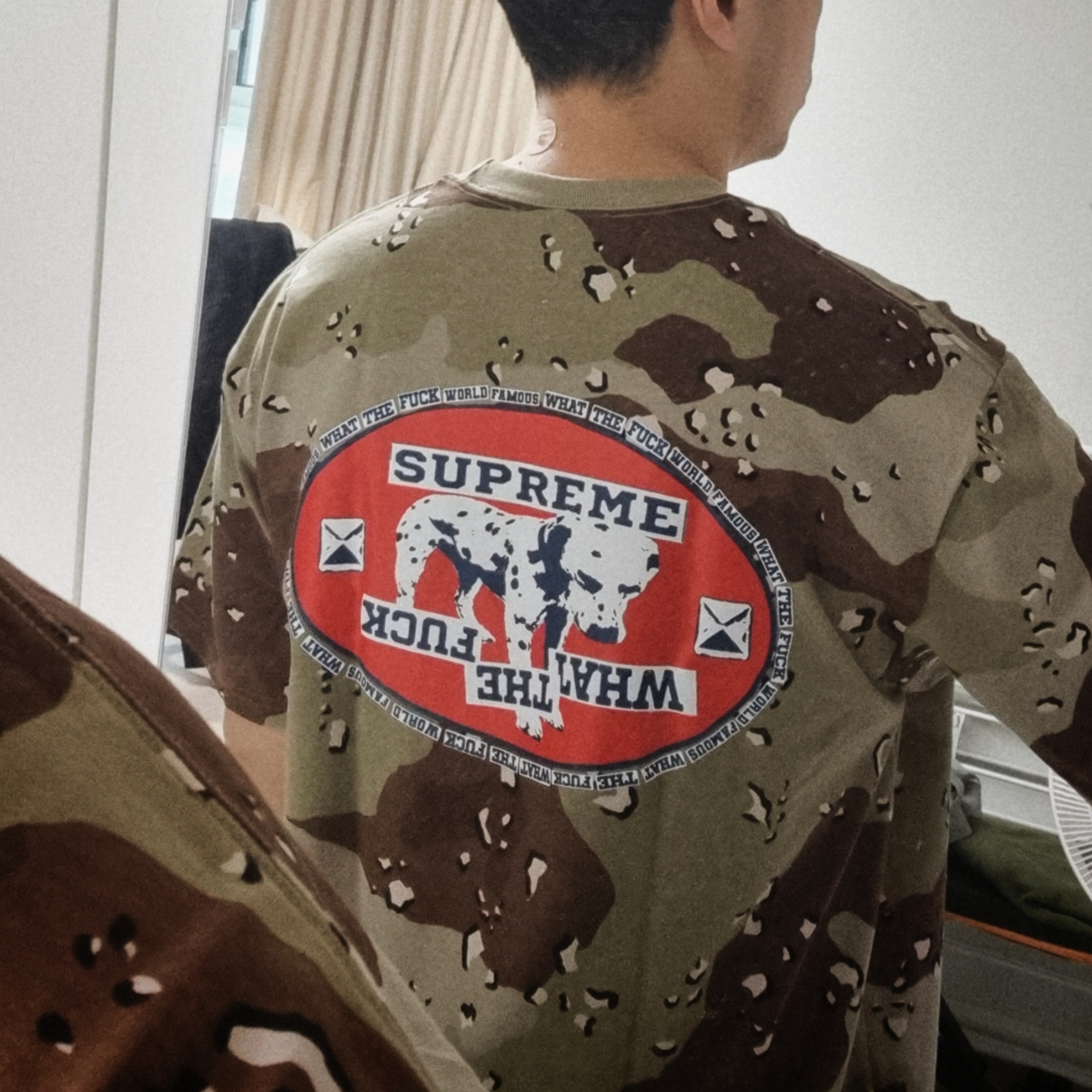 Supreme Dalmatian T-Shirt Chocolate Chip Camo - 25SS, Supreme Announcing T-Shirt Chocolate Chip Camo - 25SS 착용 스타일