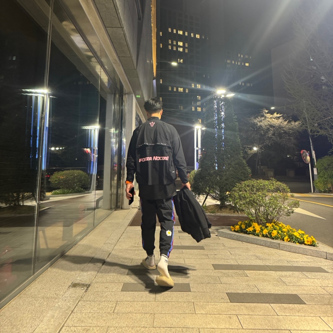 (W) Nike x Drake Nocta NRG LR L/S Crew Black (DV3631-010) 착용 스타일