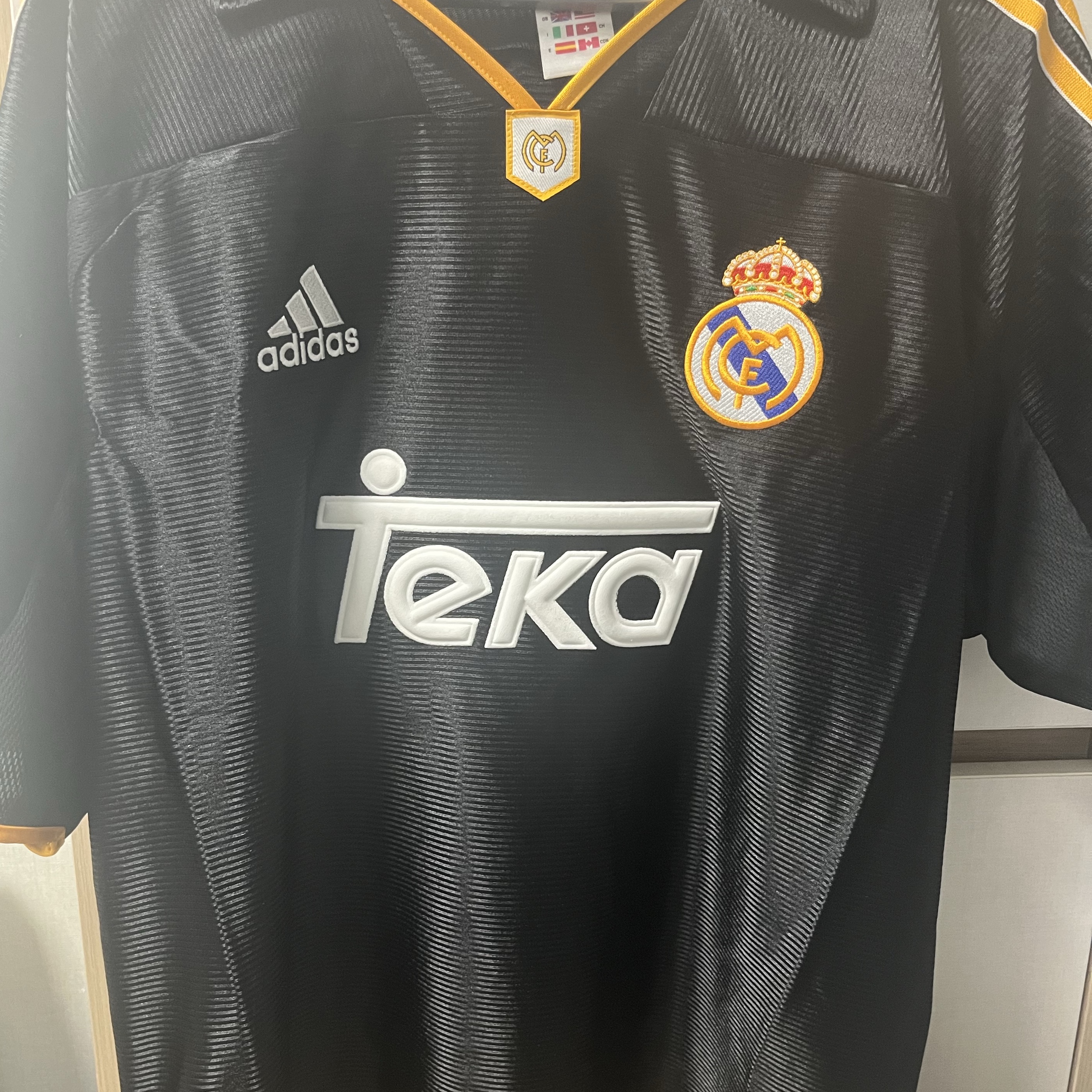Adidas Real Madrid 99/00 Away Jersey Black - KR Sizing (Non Marking Ver.), Adidas Real Madrid 99/00 Home Jersey White - KR Sizing (Non Marking Ver.) 착용 스타일 - 1