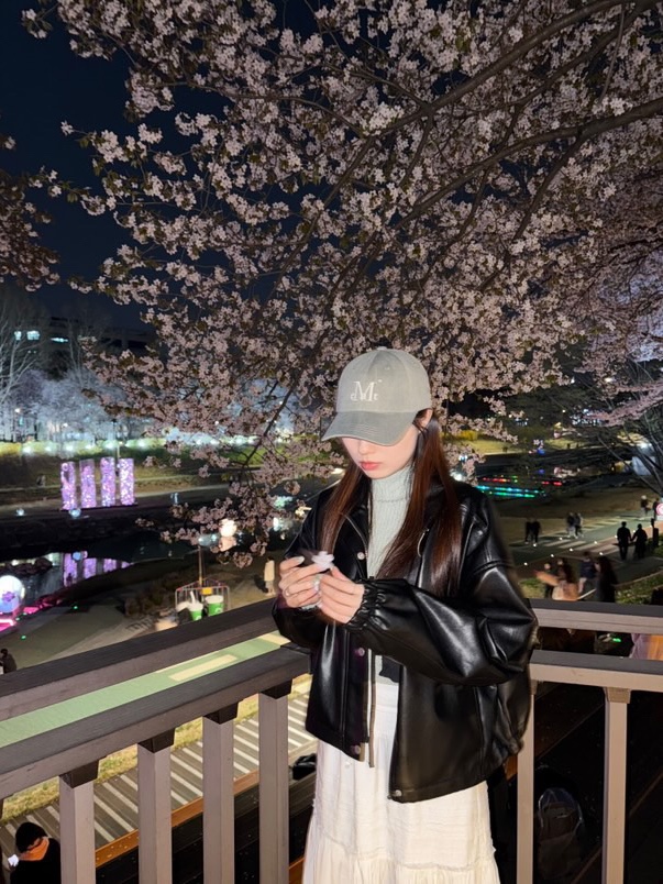 무센트 시그니처 볼캡 그레이쉬 블루 착용 스타일 - 1
