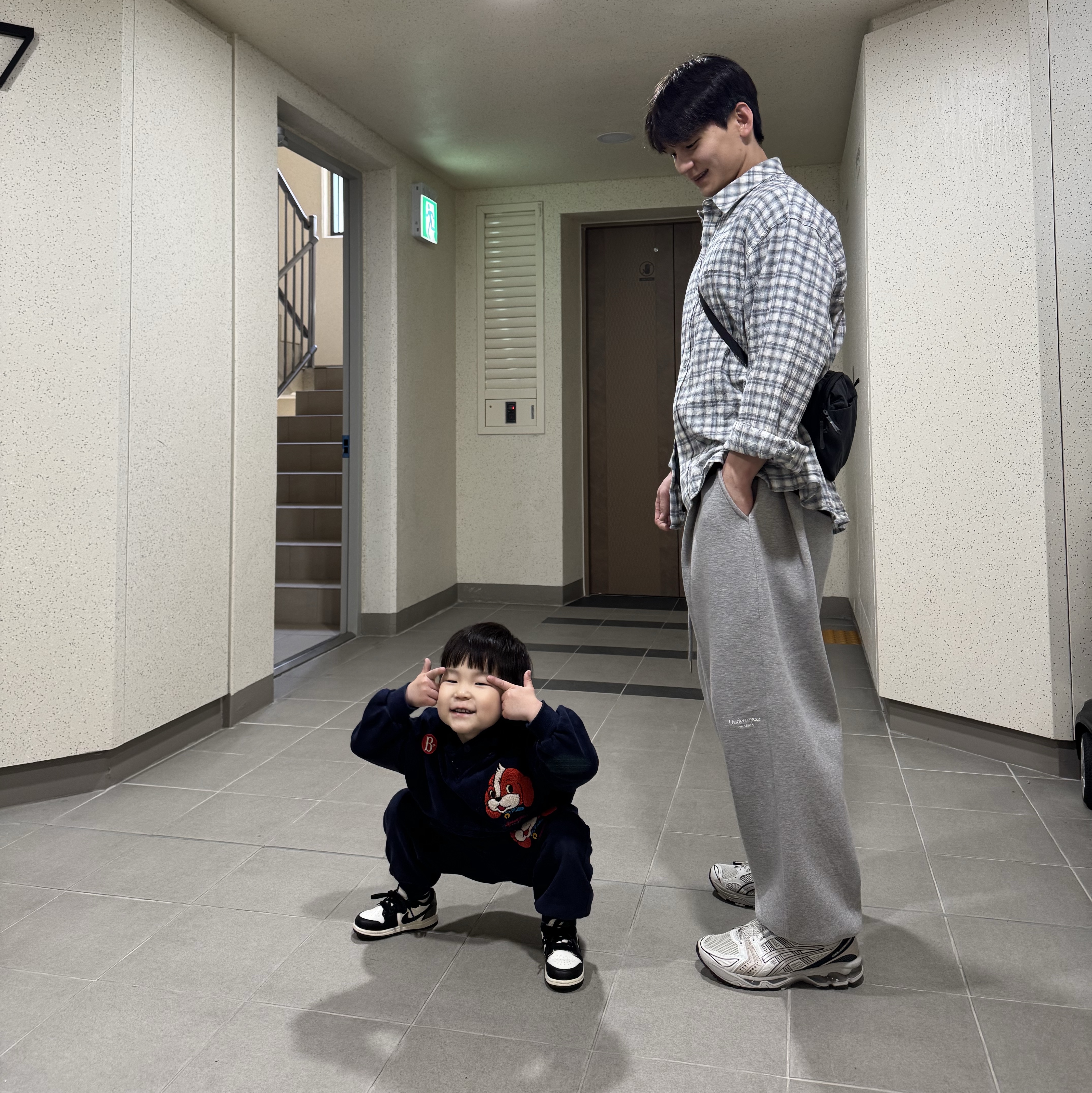Undermycar Mu.03 Anti Fxxking Logo Play Oversized Sweat Jogger Melange Gray, Undermycar Mu.37 Anti Fxxking Logo Play Basic Long Sleeve Check Shirts White Blue 착용 스타일