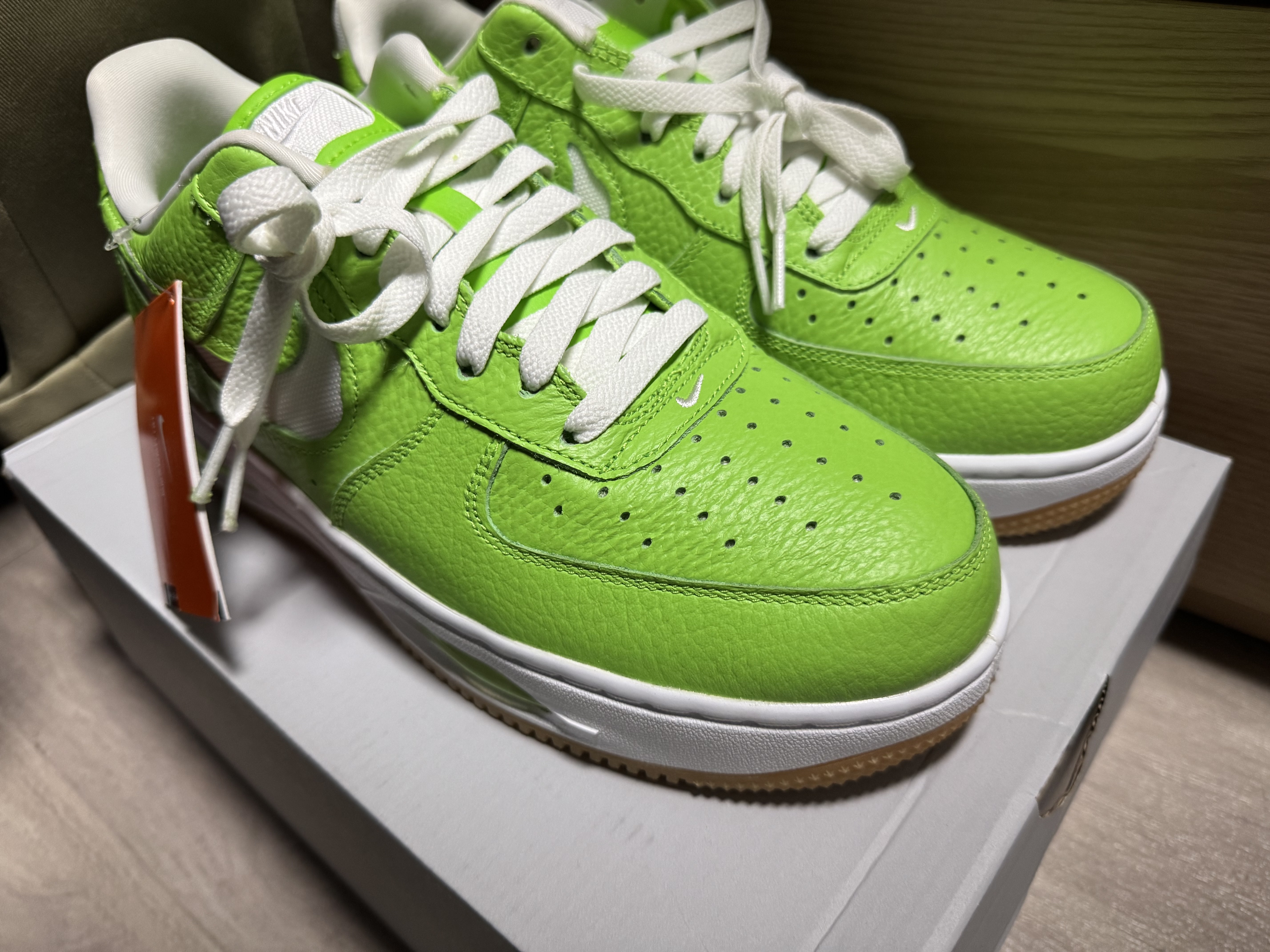 Nike Air Force 1 Low EVO Action Green Light Lemon Twist 착용 스타일 - 3