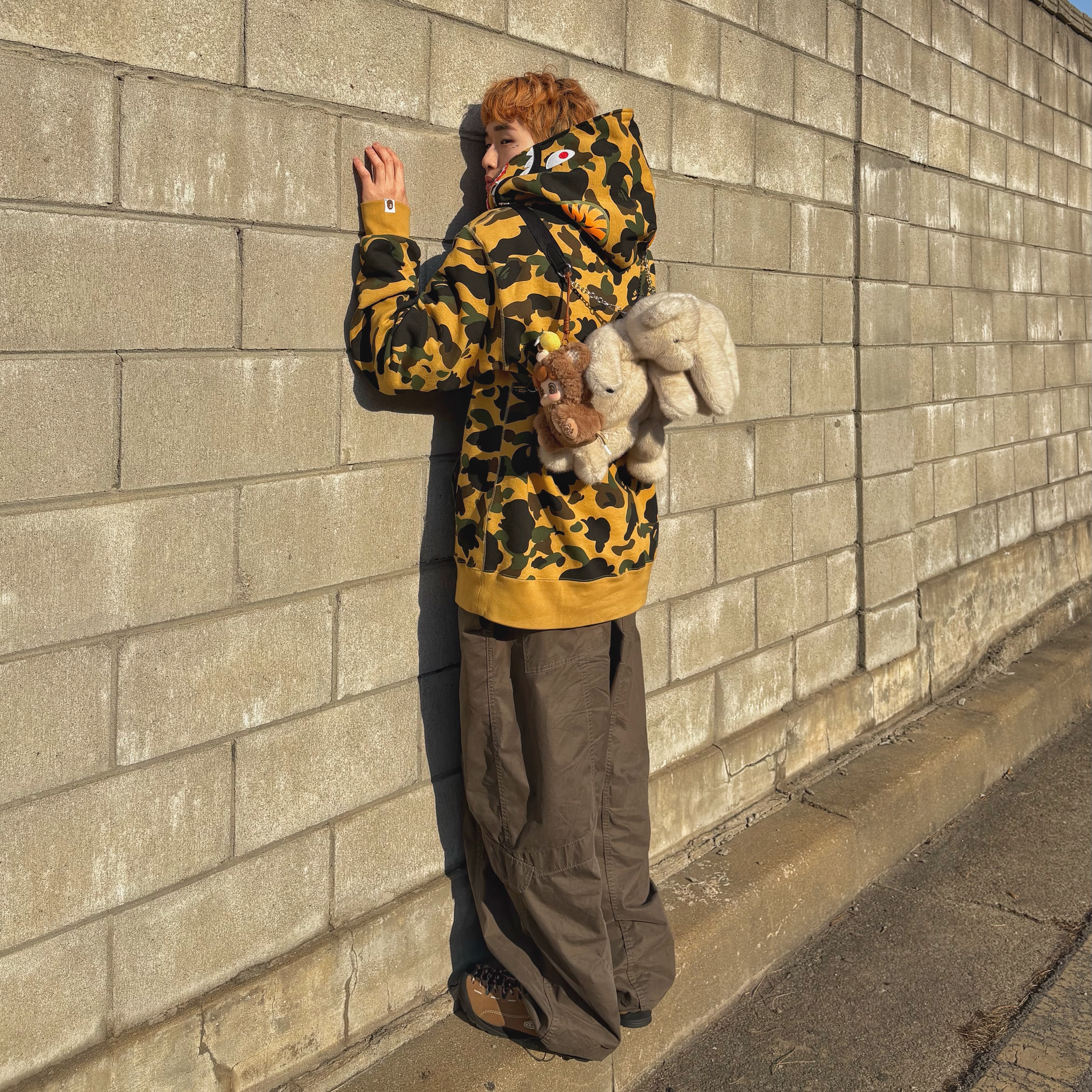 BAPE 1st Camo Shark Full Zip Hoodie Yellow, Keen Jasper Sneakers Toasted Coconut 착용 스타일 - 5