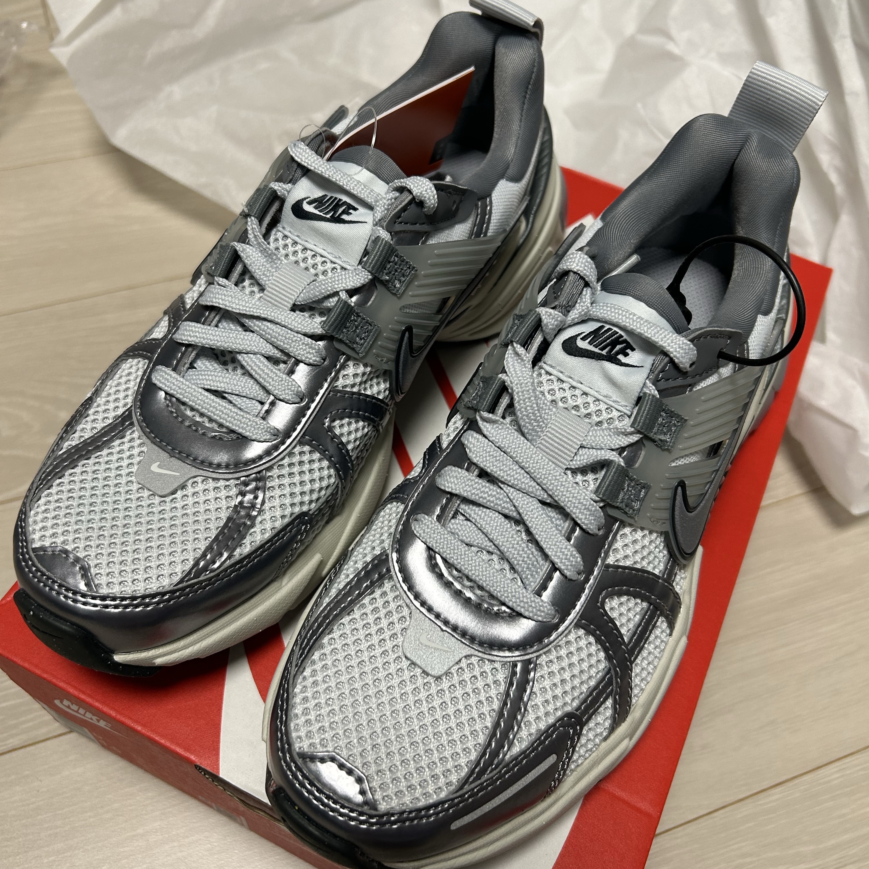 Nike V2K Run Pure Platinum Wolf Grey 착용 스타일