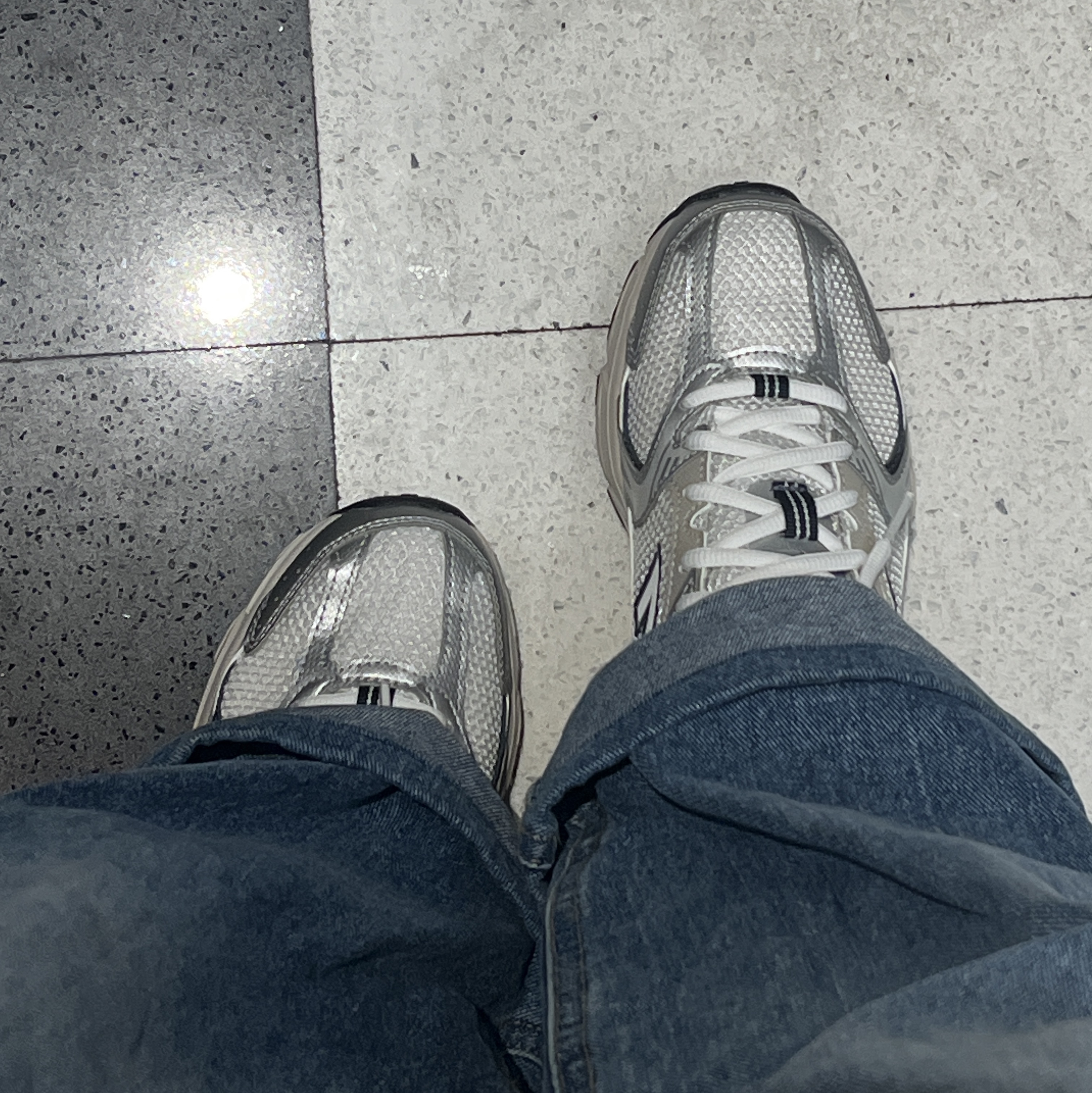 New Balance 530 Steel Grey 착용 스타일 - 1