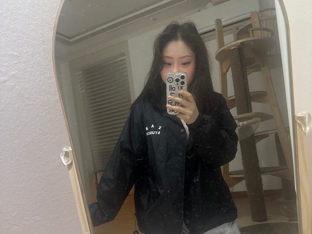 아이앱 스튜디오 코치 자켓 블랙 착용 스타일