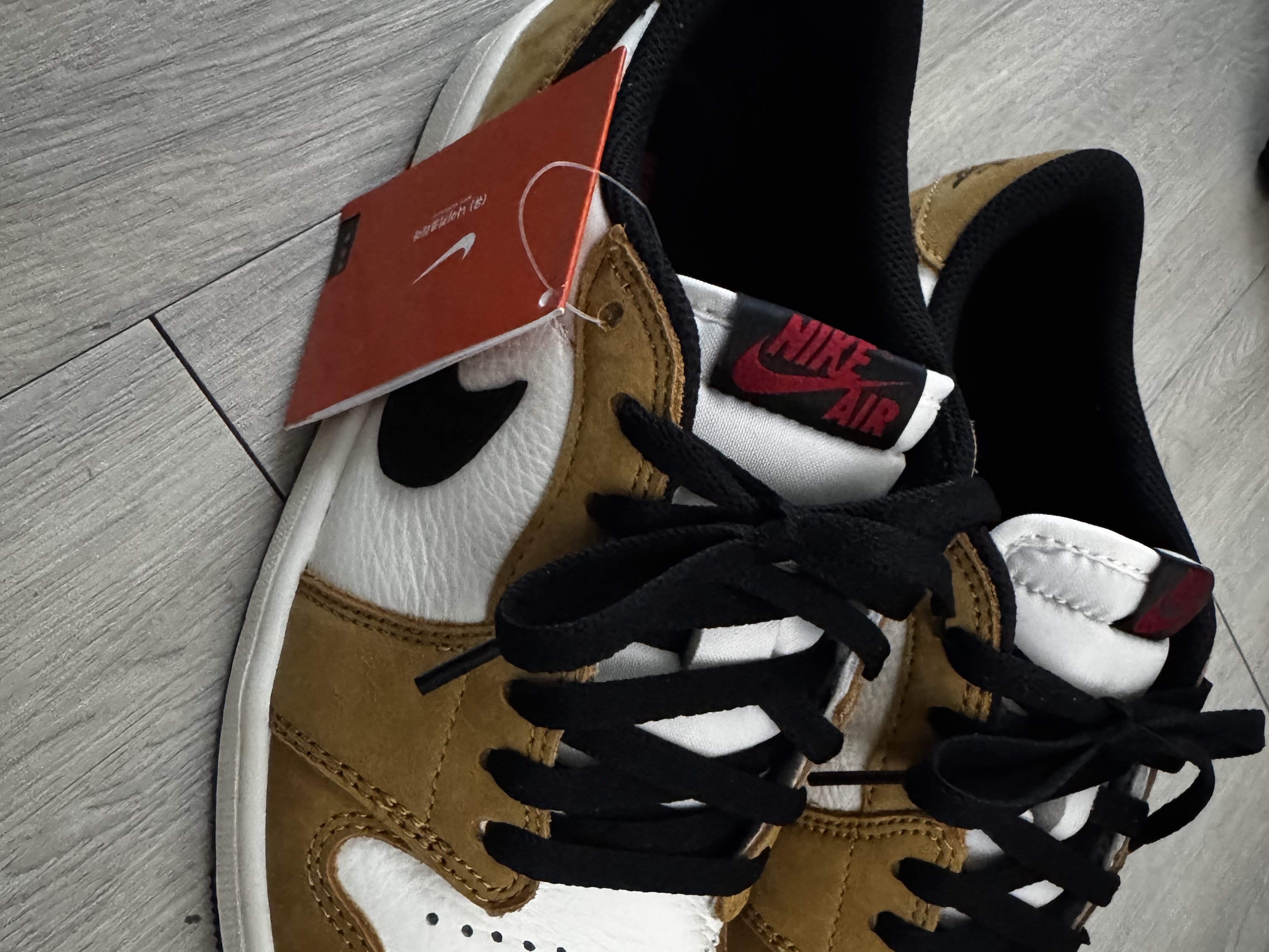 Jordan 1 Low OG Sail and Golden Harvest 착용 스타일 - 2