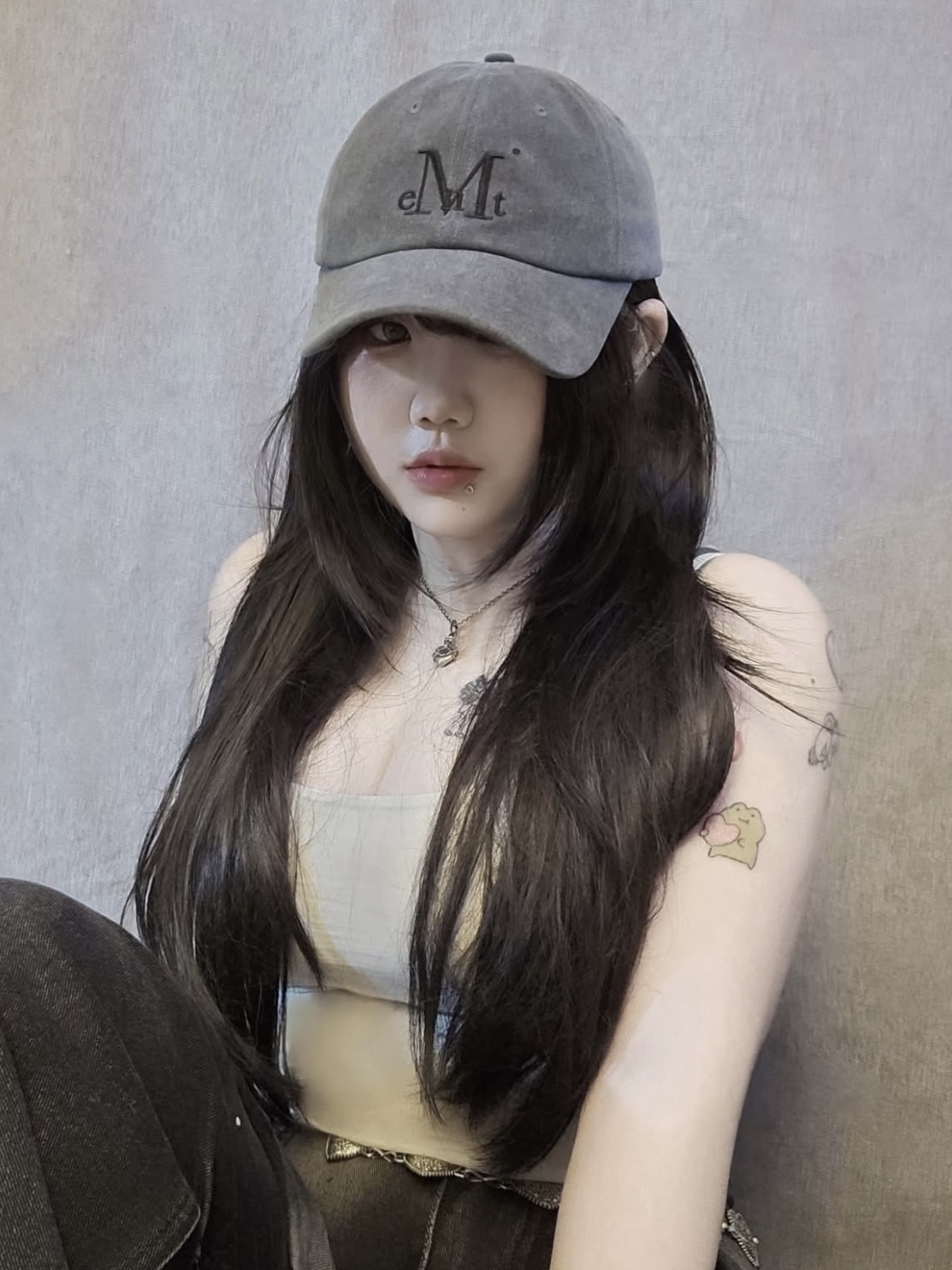 무센트 시그니처 볼캡 다잉 그레이 데님 착용 스타일 - 1