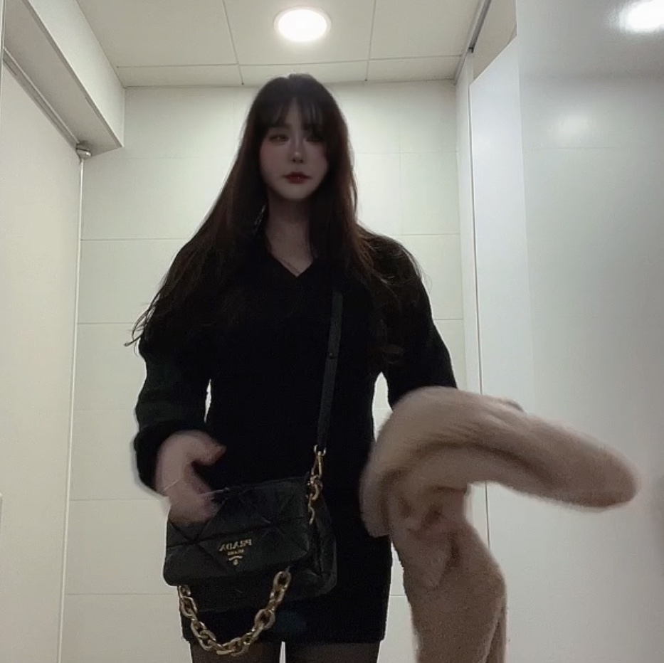 프라다 시스템 나파 패치워크 숄더백 블랙 착용 스타일