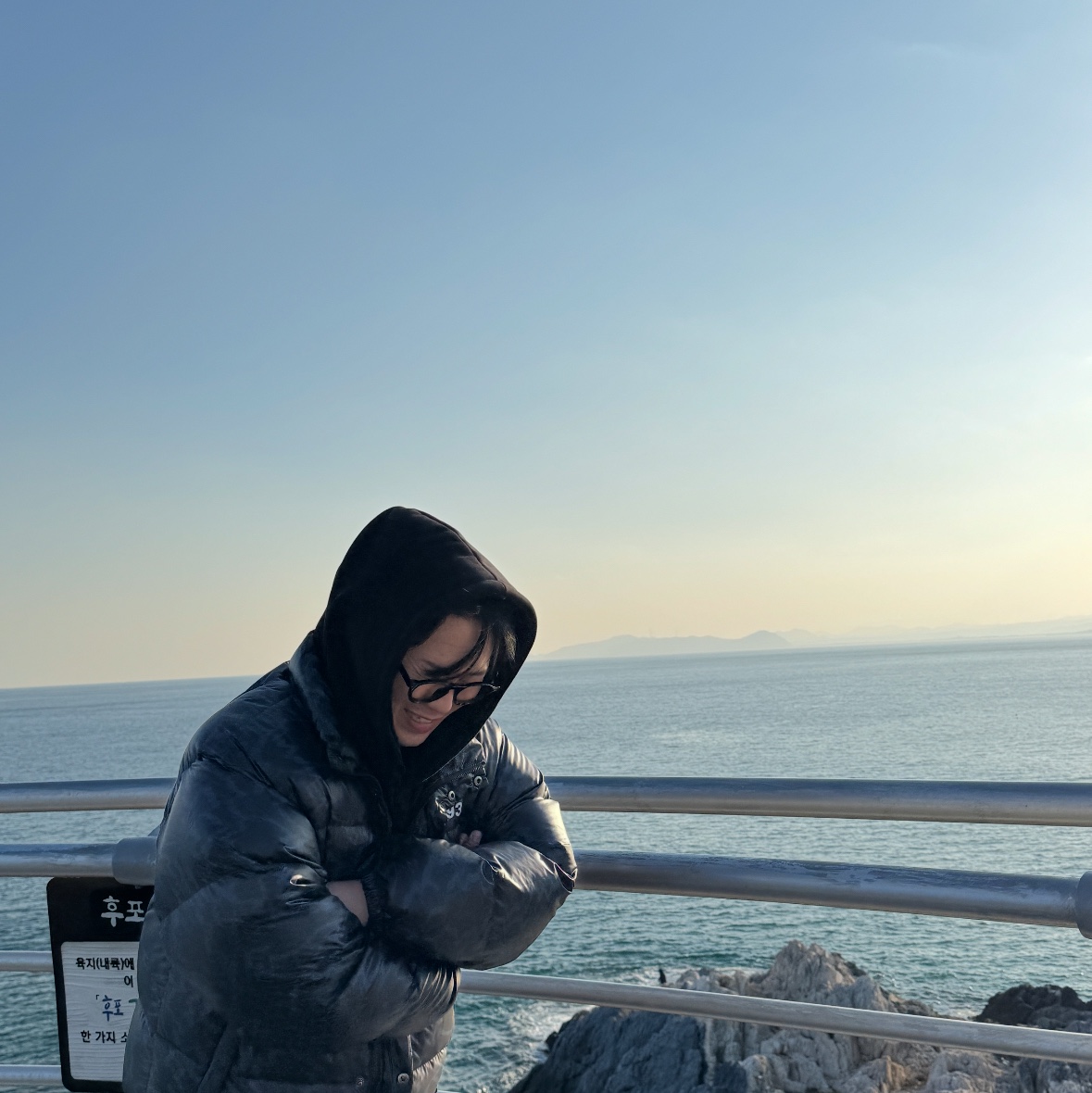 슈프림 코티드 데님 캠프캡 레드 - 24SS, 스투시 베이직 스투시 후드 블랙 착용 스타일 - 3