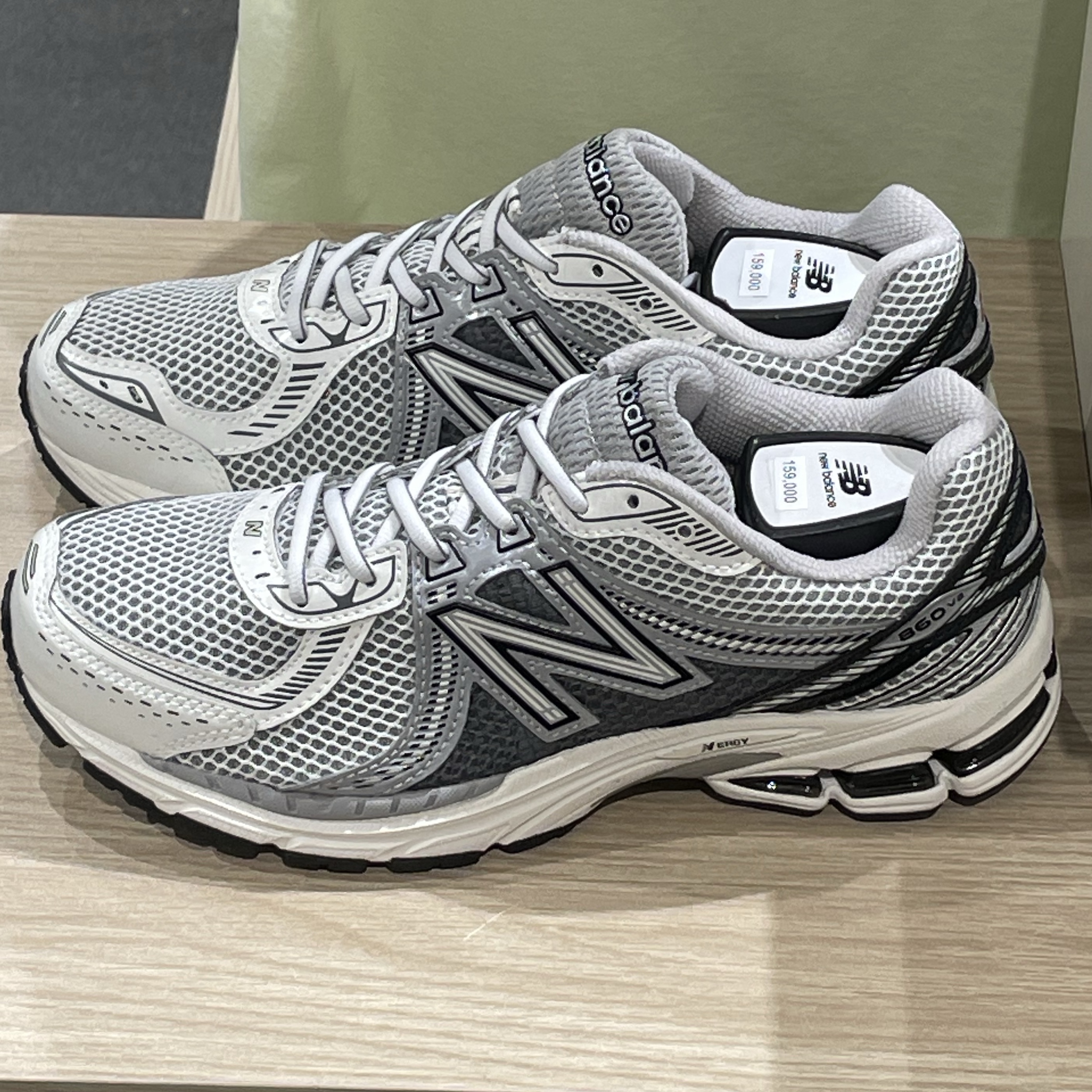 New Balance 860v2 Dark Grey 착용 스타일