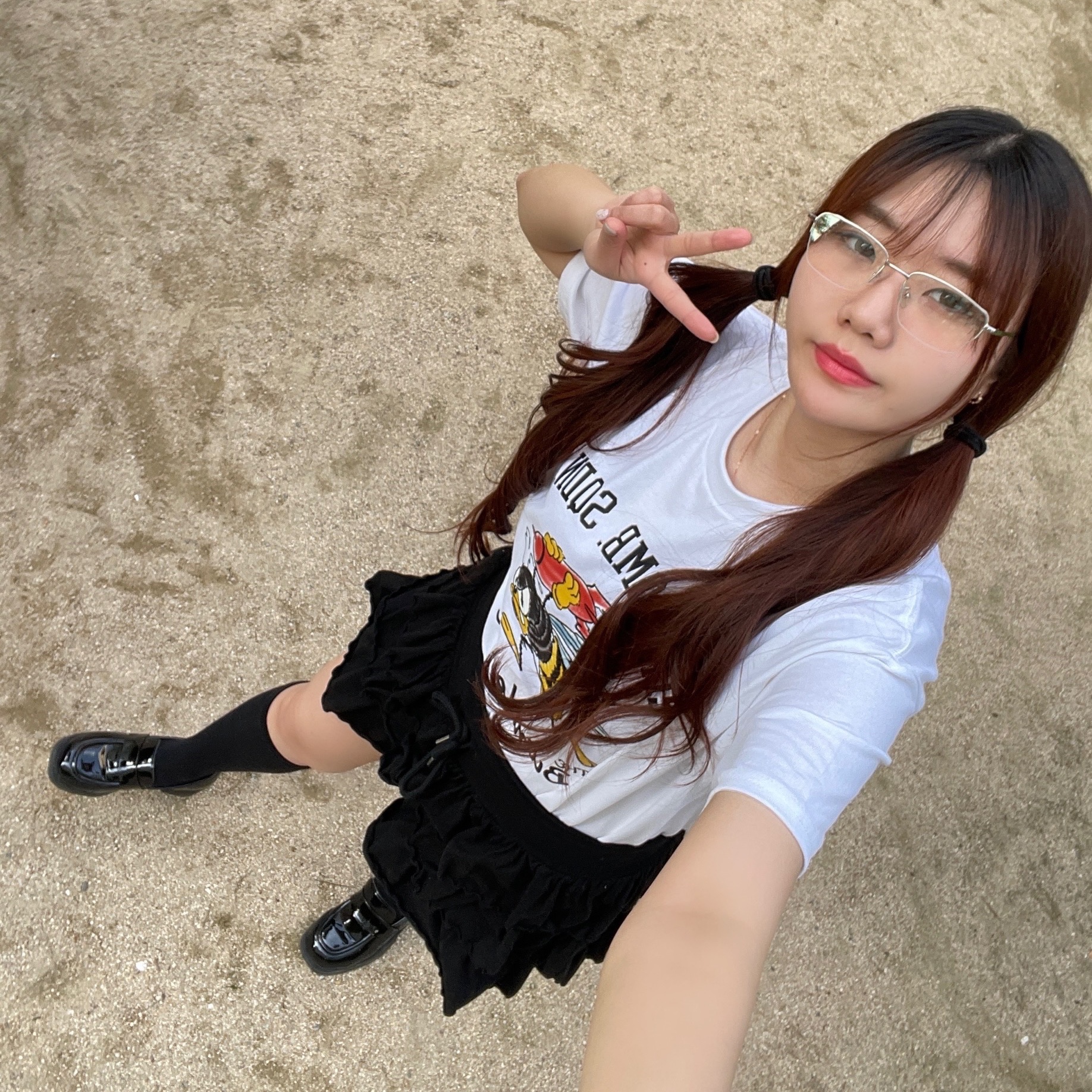 Gildan X 아메리칸 컬렉션 범블비 티셔츠 화이트 착용 스타일 - 7