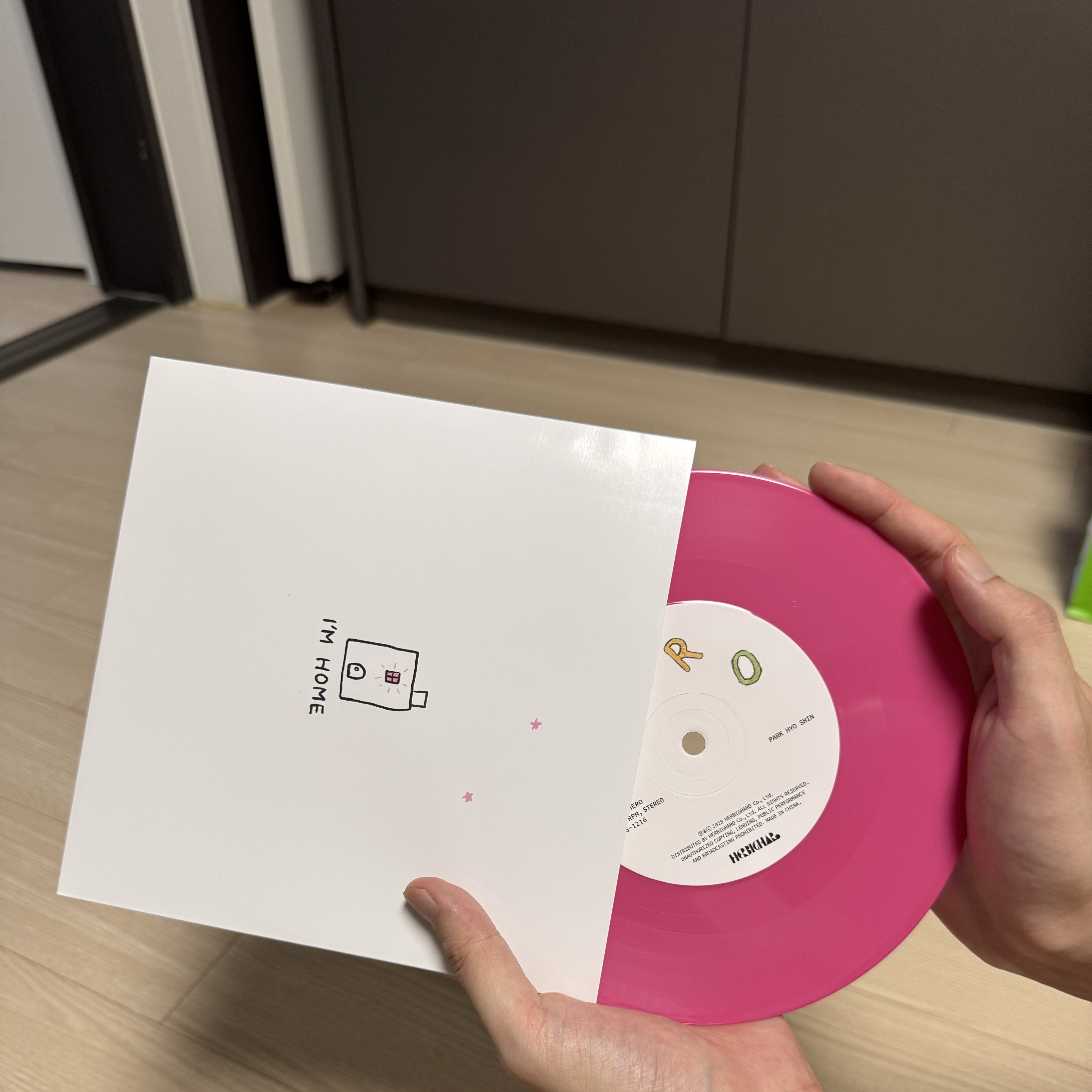 Park Hyo Shin 'HERO' 7" Vinyl (Pink Vinyl) 착용 스타일