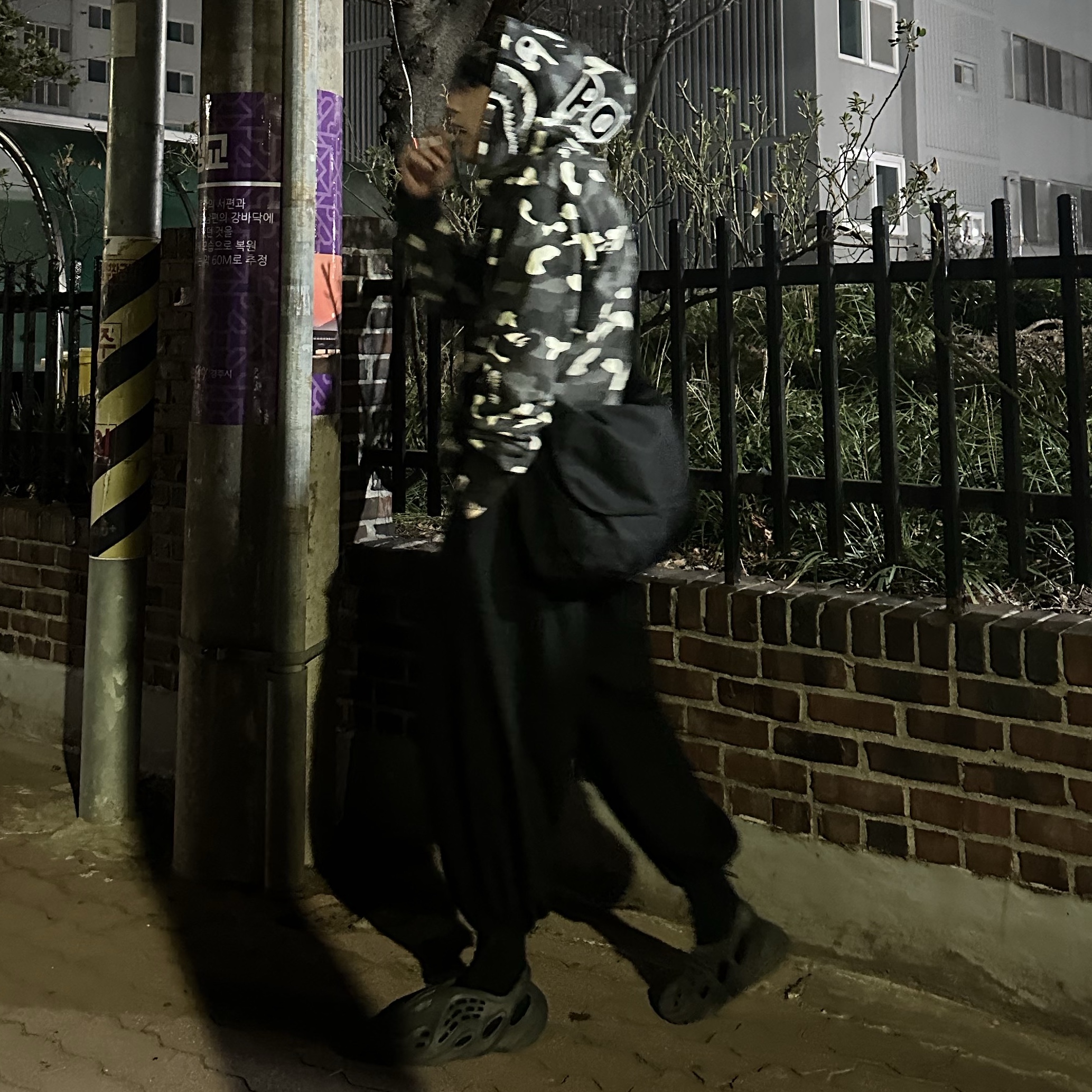 Adidas Yeezy Foam RNNR Onyx, Arc'teryx Bird Word Toque Black Void 착용 스타일
