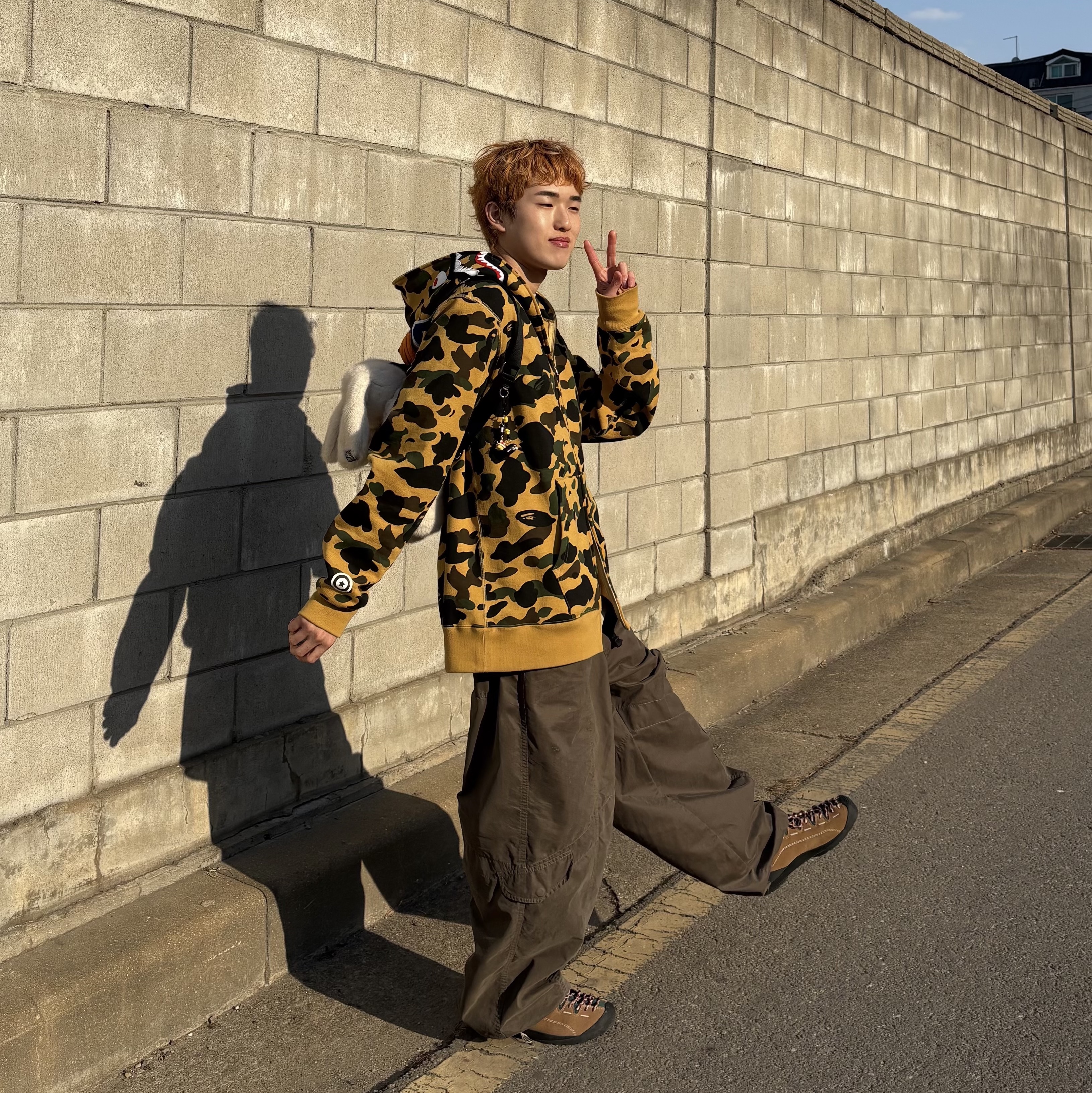 BAPE 1st Camo Shark Full Zip Hoodie Yellow, Keen Jasper Sneakers Toasted Coconut 착용 스타일 - 2
