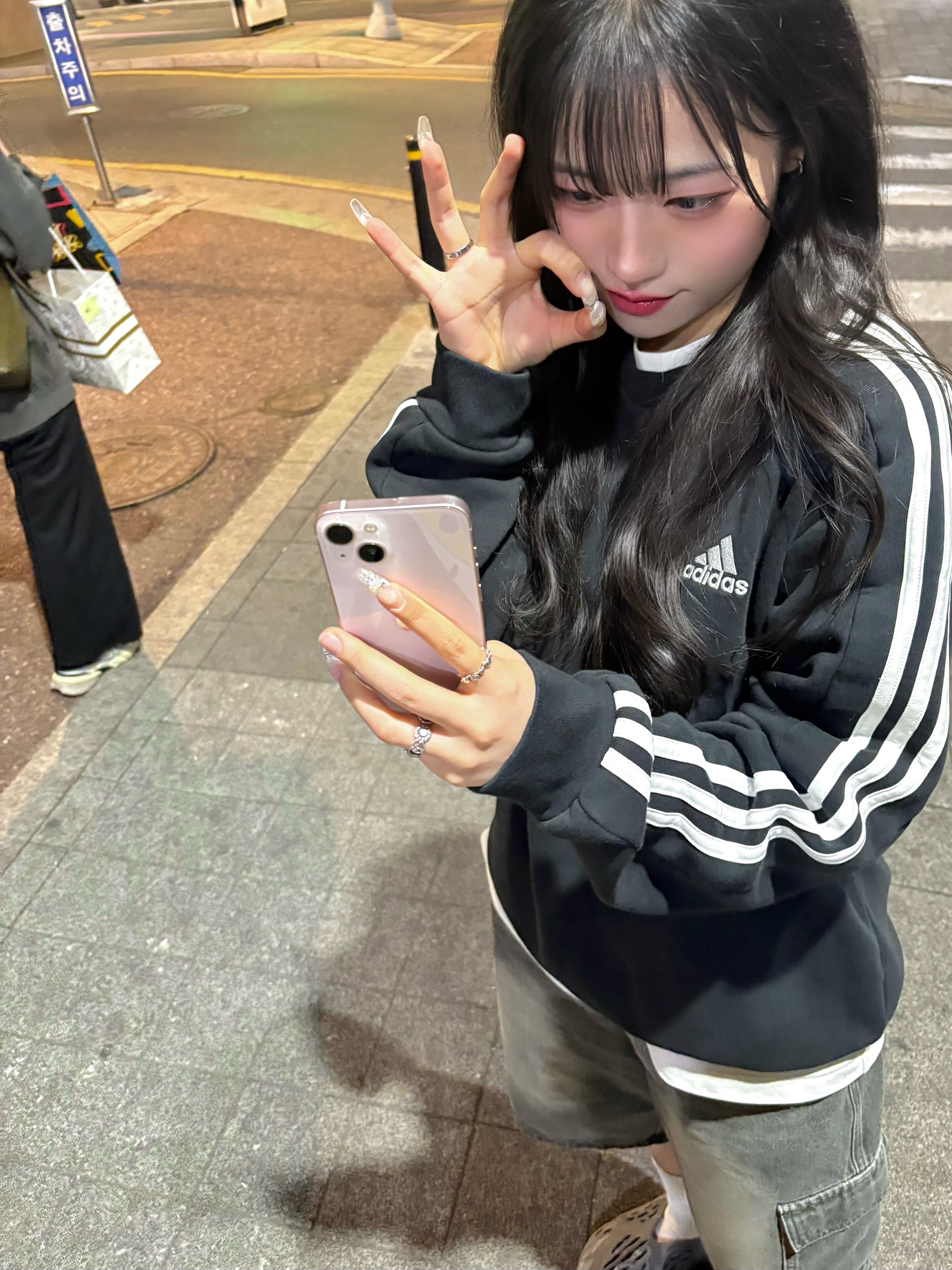 아디다스 이지 폼 러너 믹스 그래닛 착용 스타일