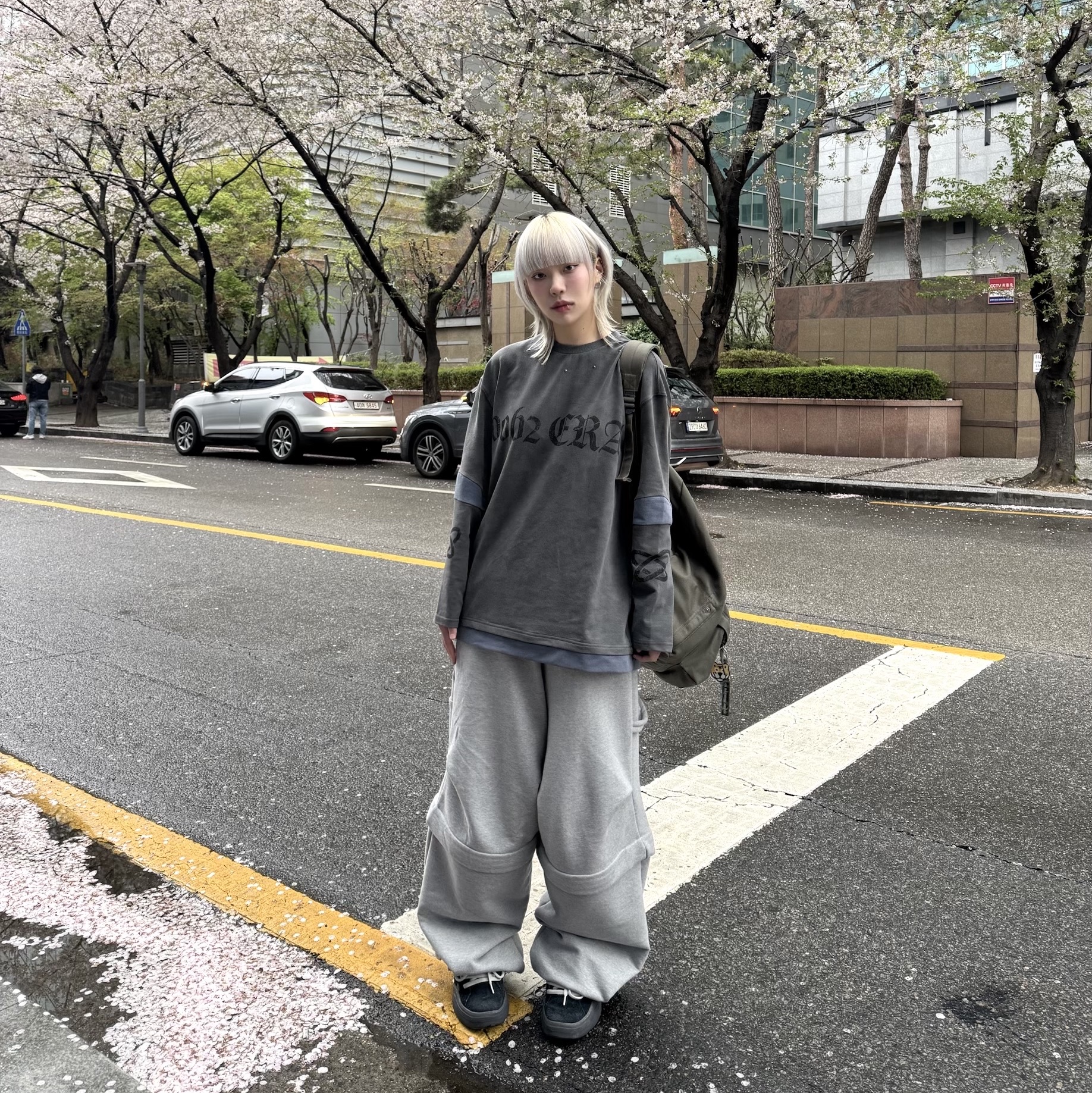 트루릴리젼 어센틱 와이드 백팩 카키, ERL 뱀프 스케이트 슈 파이럿 블랙 착용 스타일 - 3