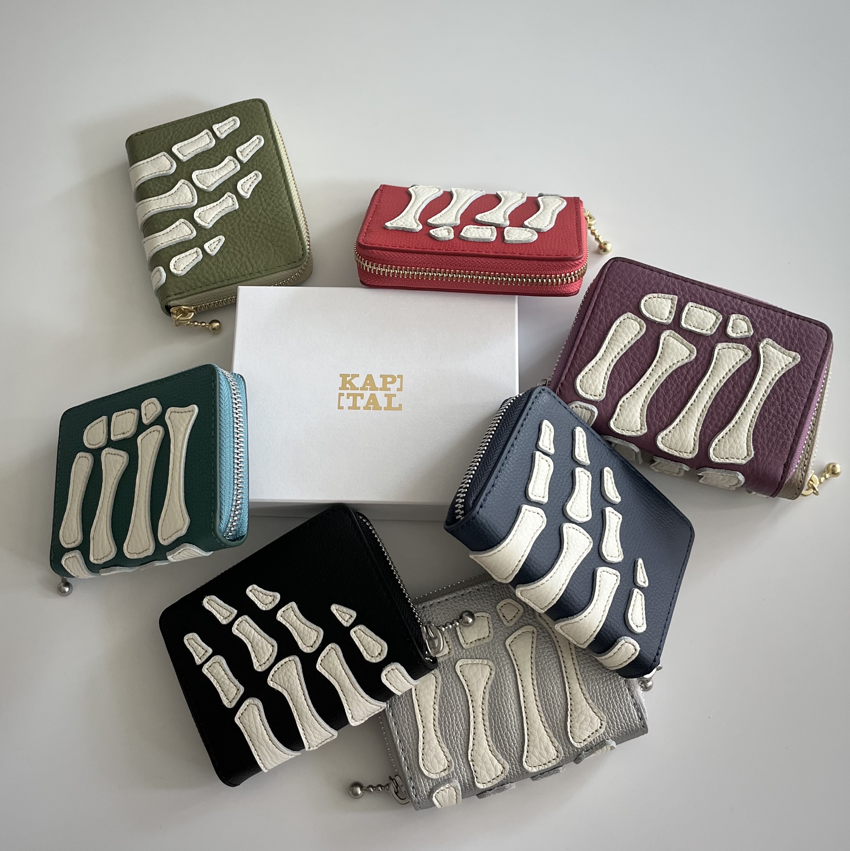 Kapital Thumbs Up Bone Hand Zip Mini Wallet Black, Kapital Thumbs Up Bone Hand Zip Mini Wallet Red 착용 스타일 - 2