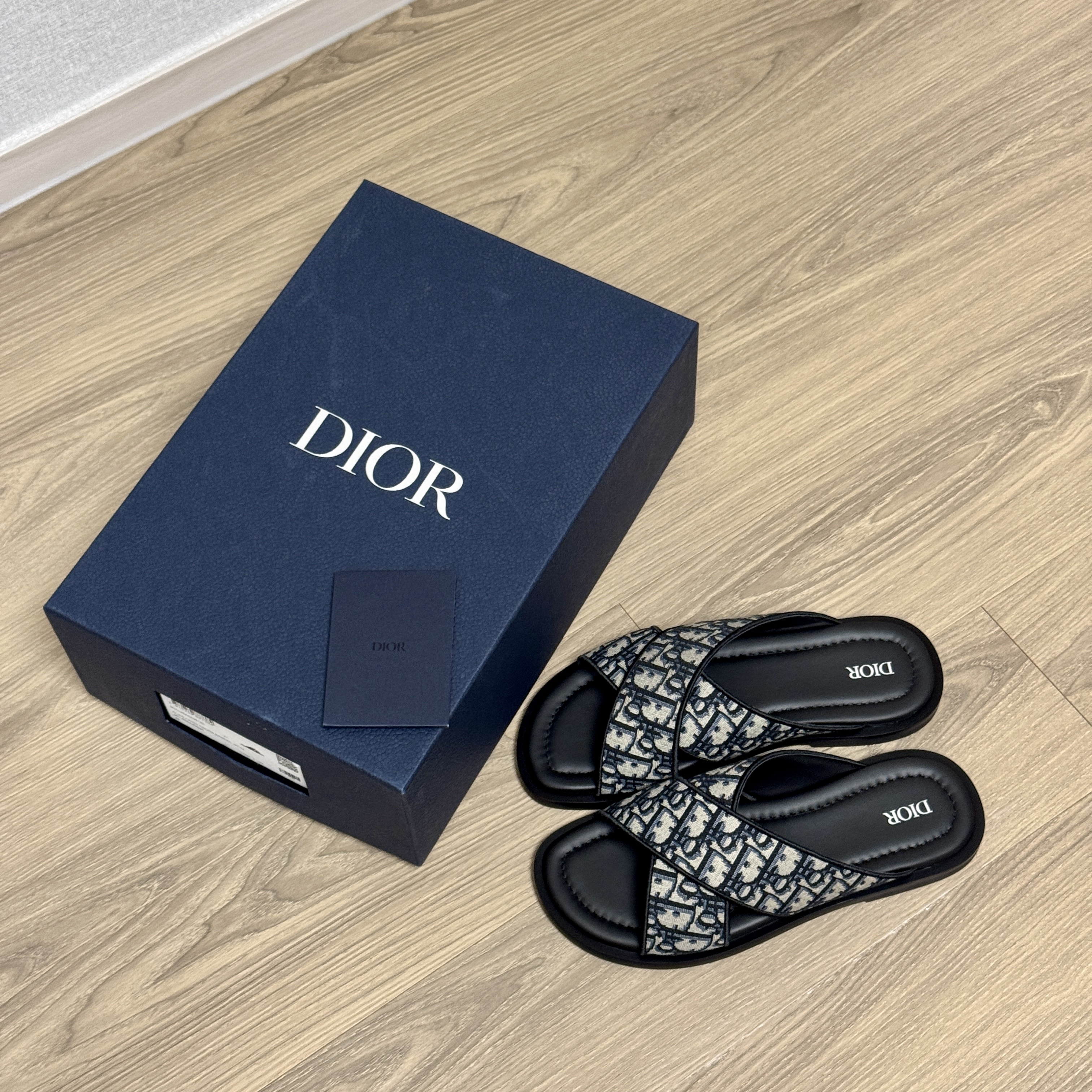 Dior Alias Sandal Beige & Black Dior Oblique Jacquard 착용 스타일