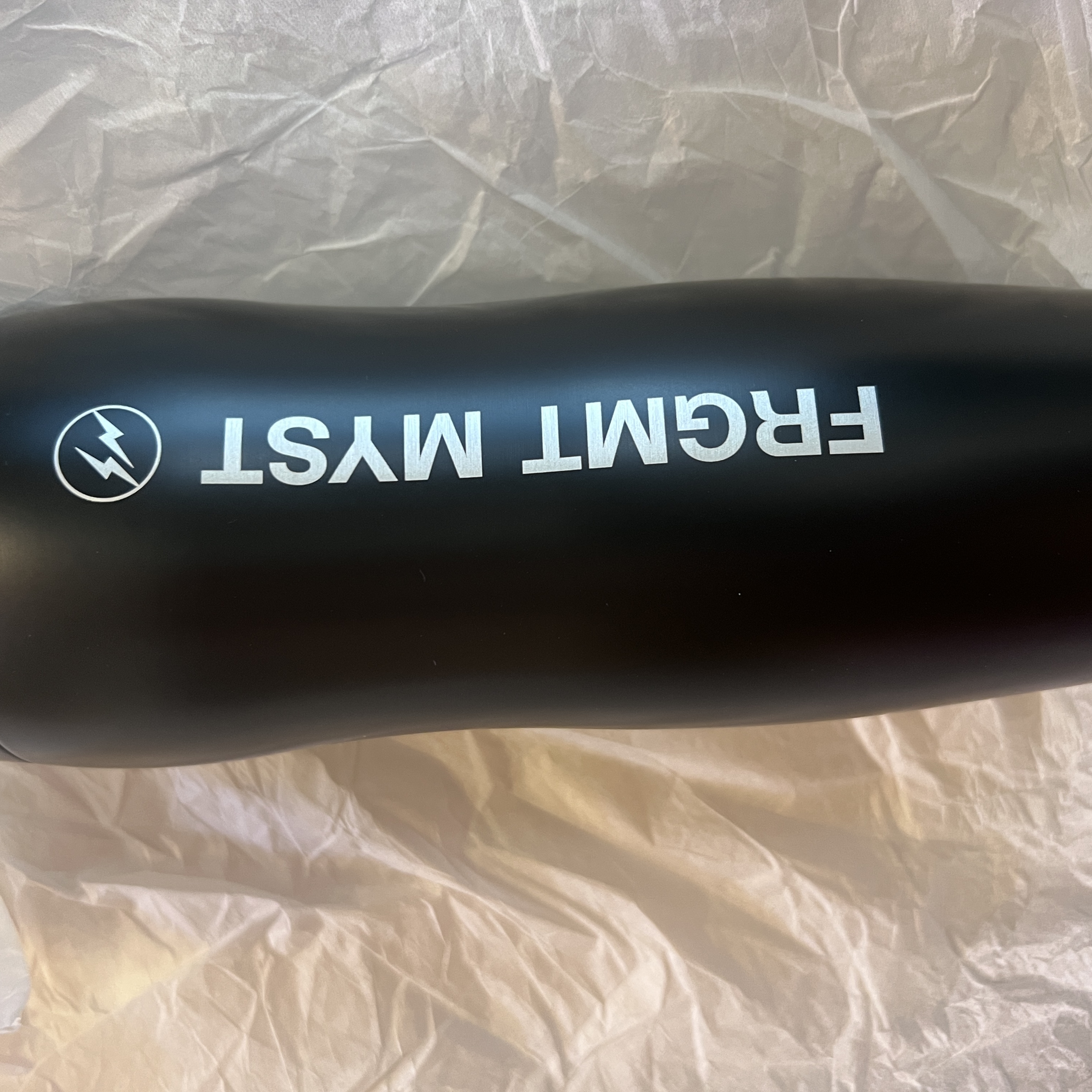 스타벅스 x 프라그먼트 커브드 스테인리스 블랙 보틀 355ml 착용 스타일