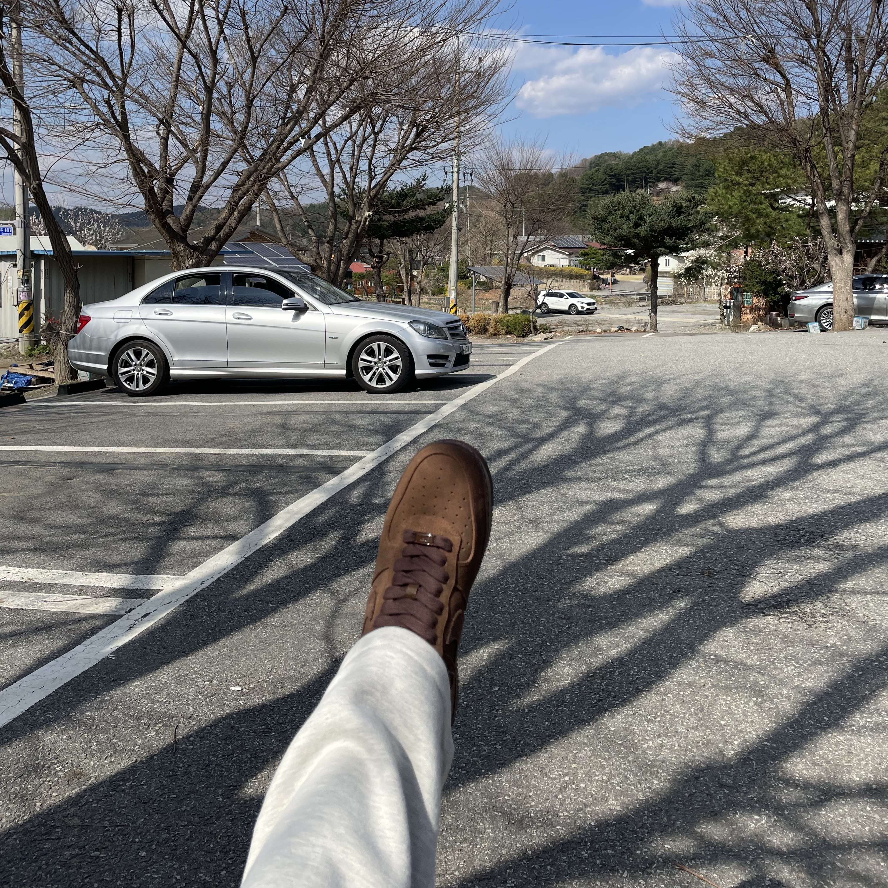 (W) Nike Air Force 1 '07 Cacao Wow, Essentials The Core Collection Relaxed Sweatpants Light Oatmeal 착용 스타일 - 3