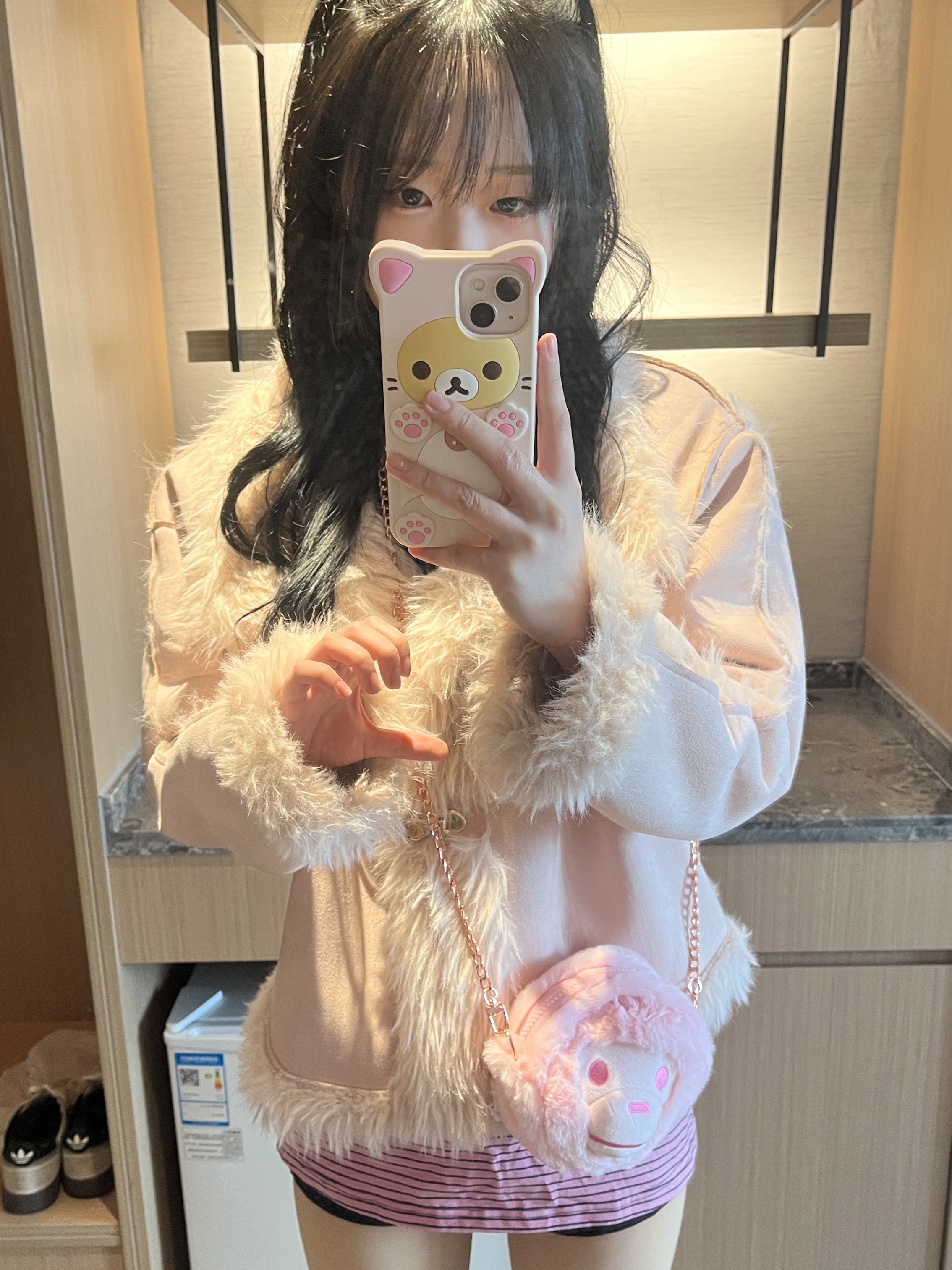 BAPE Baby Milo Plush Crossbody Bag Pink 착용 스타일 - 1