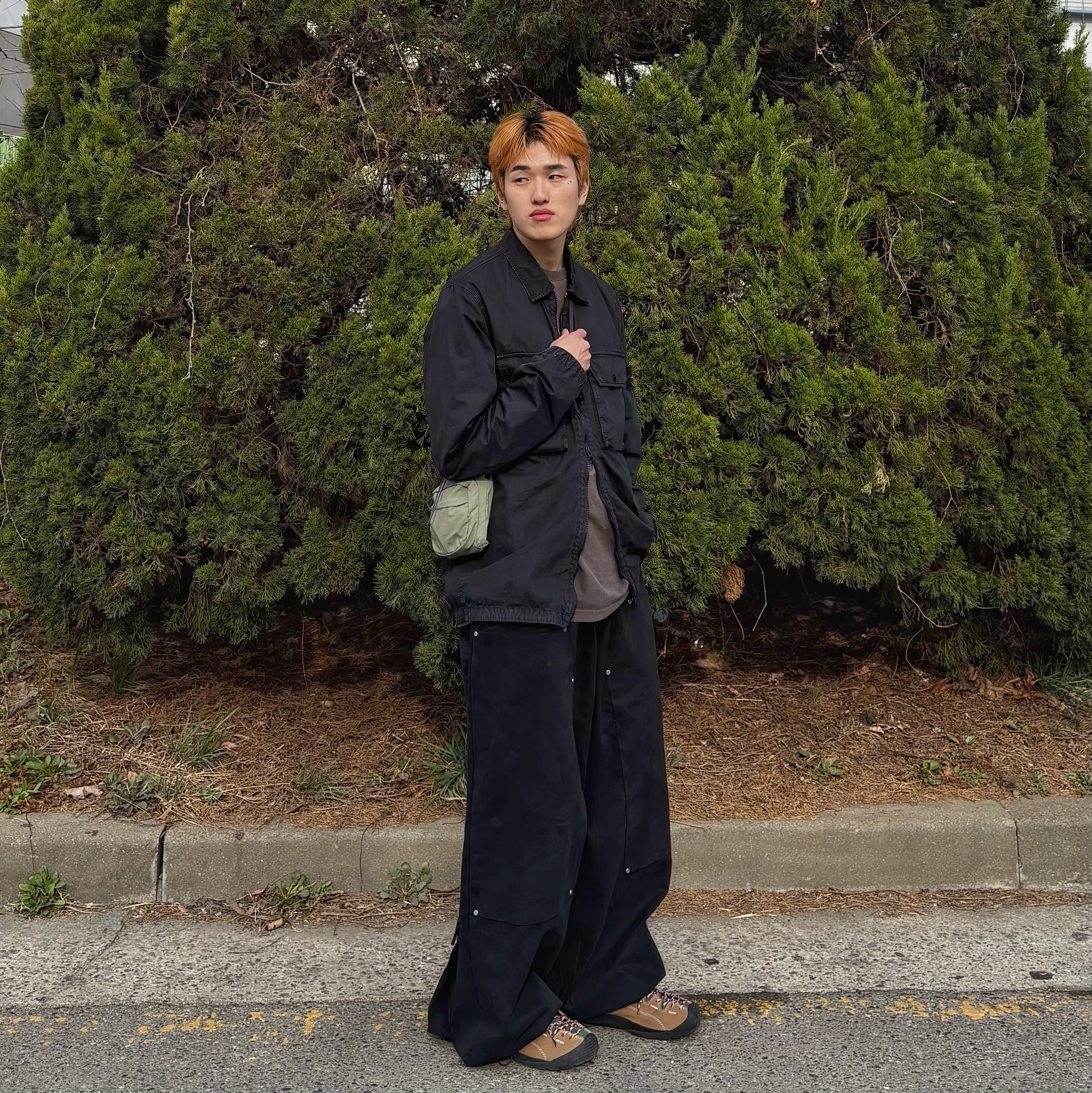 킨 재스퍼 스니커즈 토스티드 코코넛, 스톤 아일랜드 113WN 올드이펙트 오버셔츠 블랙 - 21FW 착용 스타일 - 1