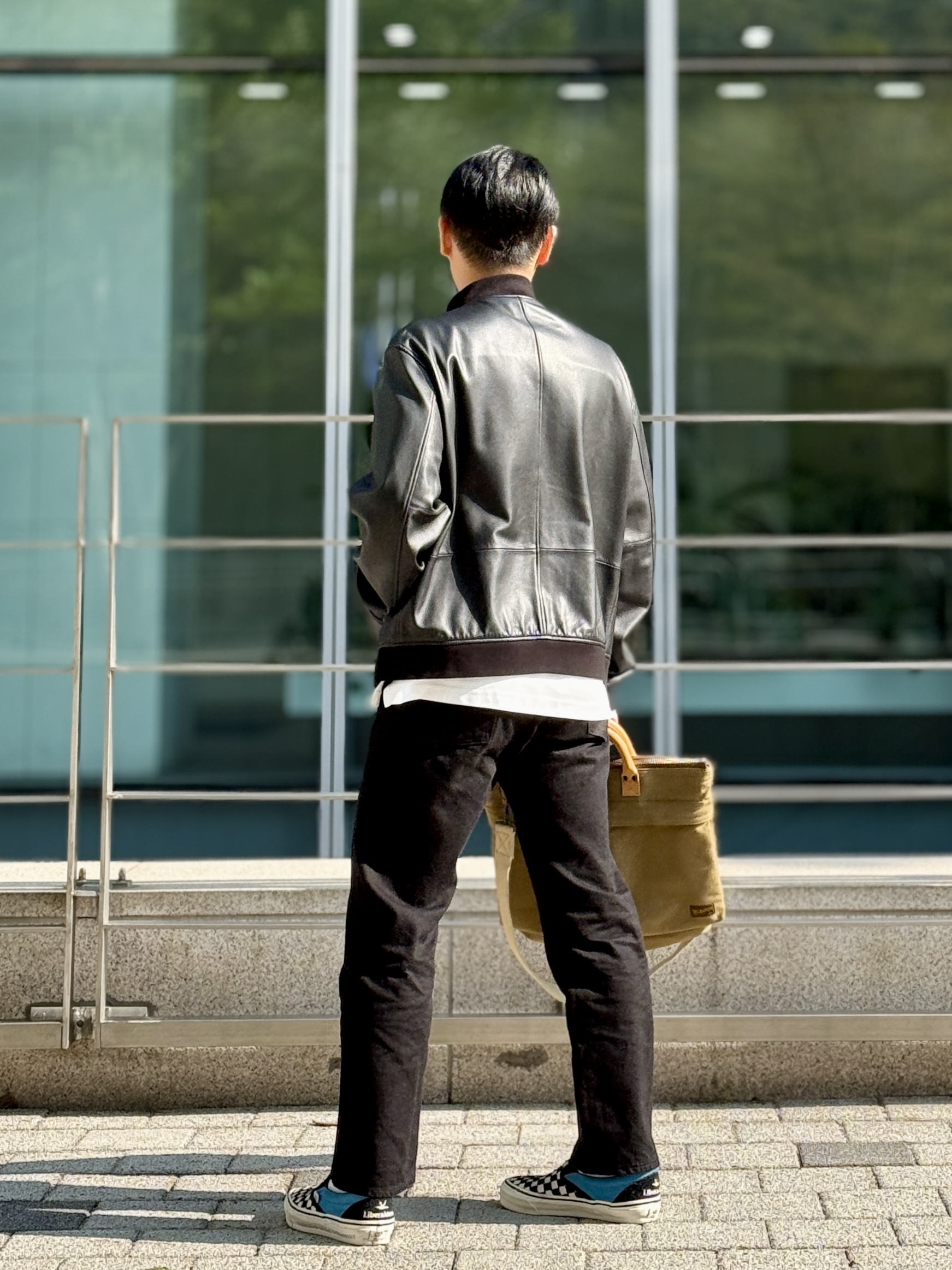 Toys McCoy Helmet Bag Grossglain Khaki, Vans x Liberaiders LX Slip-On Reissue 98 Black 착용 스타일 - 3