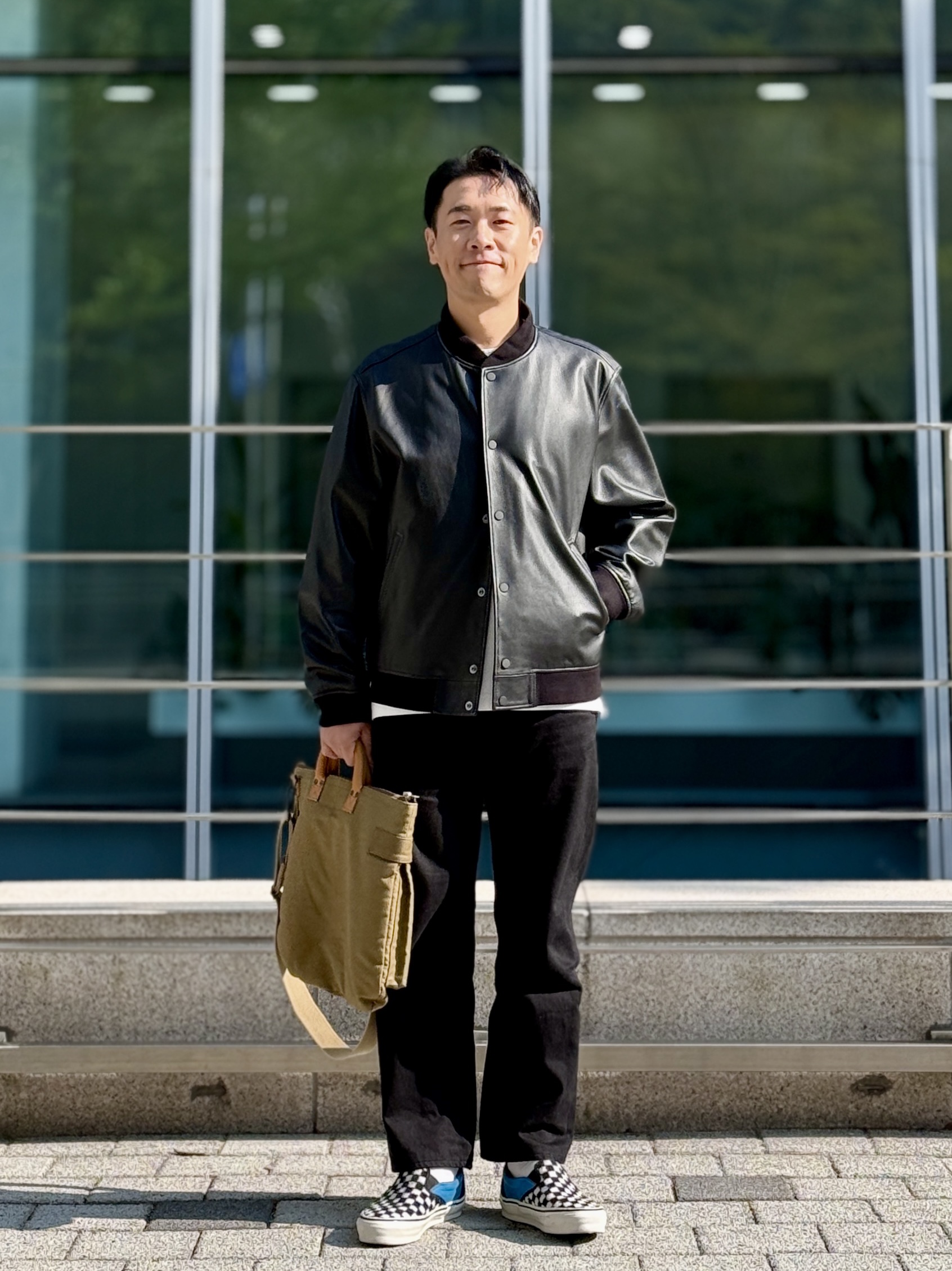 Toys McCoy Helmet Bag Grossglain Khaki, Vans x Liberaiders LX Slip-On Reissue 98 Black 착용 스타일 - 1