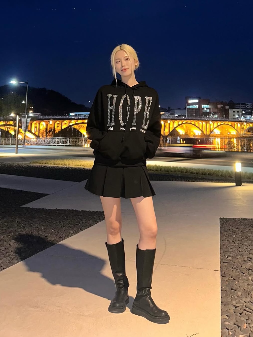 GRAILZ Pain Ends Hoodie Black 착용 스타일 - 3