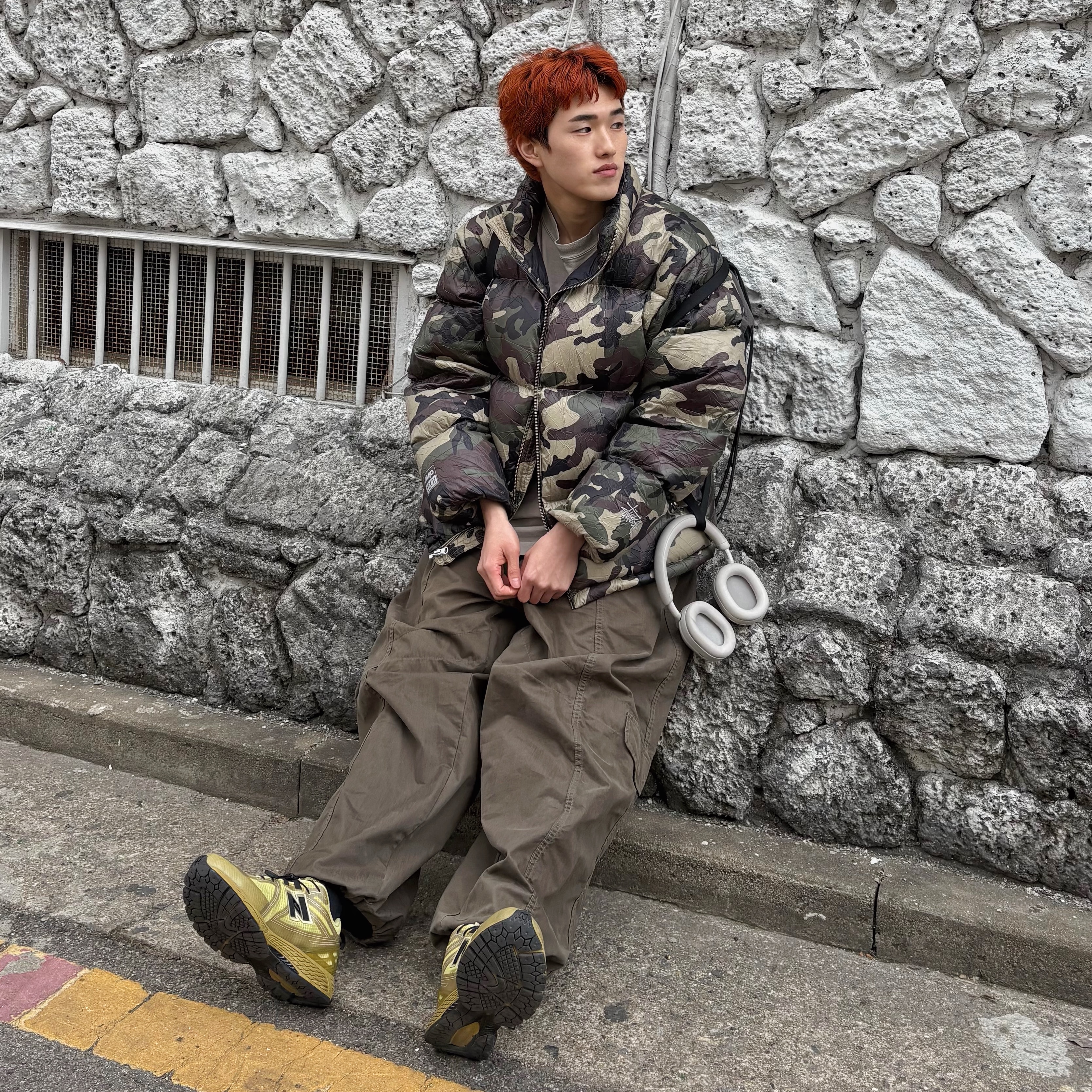스투시 링클 나일론 다운 푸퍼 우드랜드 카모, 소니 WH-1000XM5 실버 (국내 정식 발매 제품) 착용 스타일 - 1