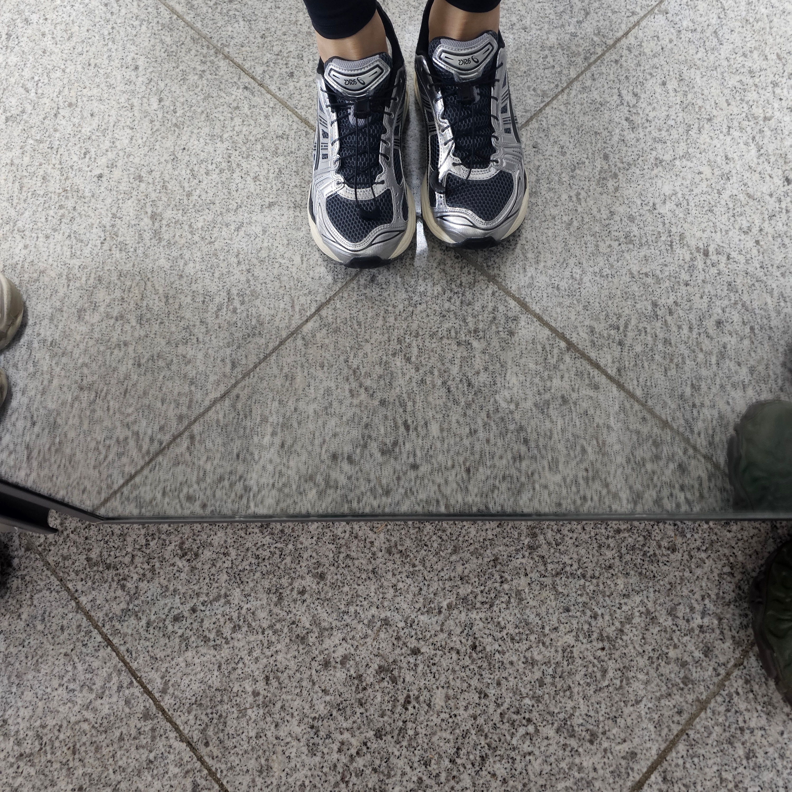 Asics Unlimited Gel-Kayano 14 Carrier Grey Black 착용 스타일