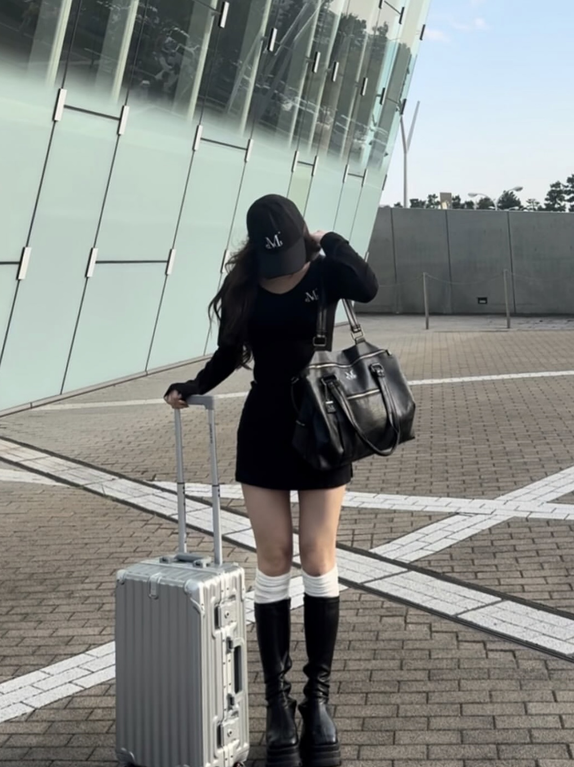 MUCENT Prime Wrinkle Leather Tote Bag Black, MUCENT Asti Slim U Neck T Black 착용 스타일 - 2