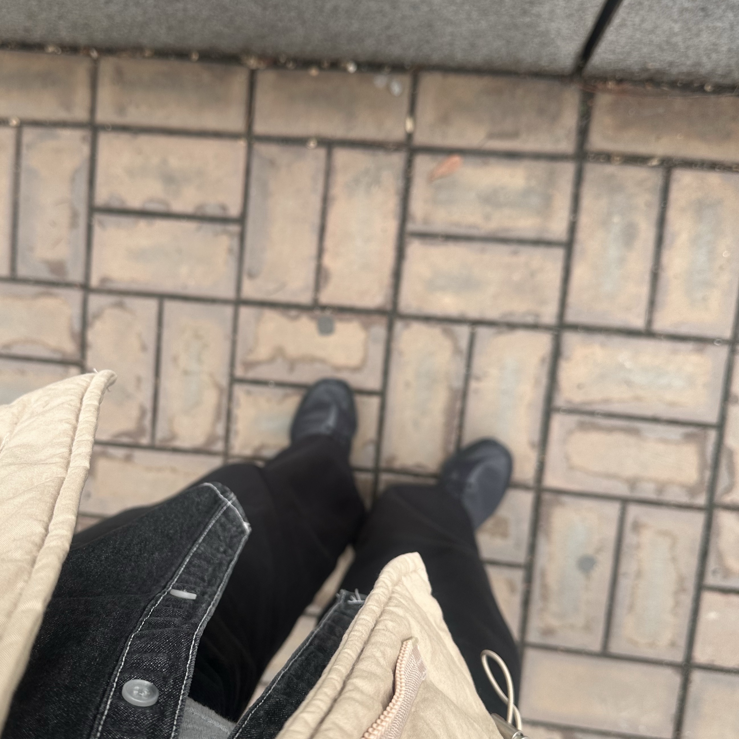 (W) On Running x Post Archive Faction (Paf) Cloudventure Peak All Black 착용 스타일 - 2