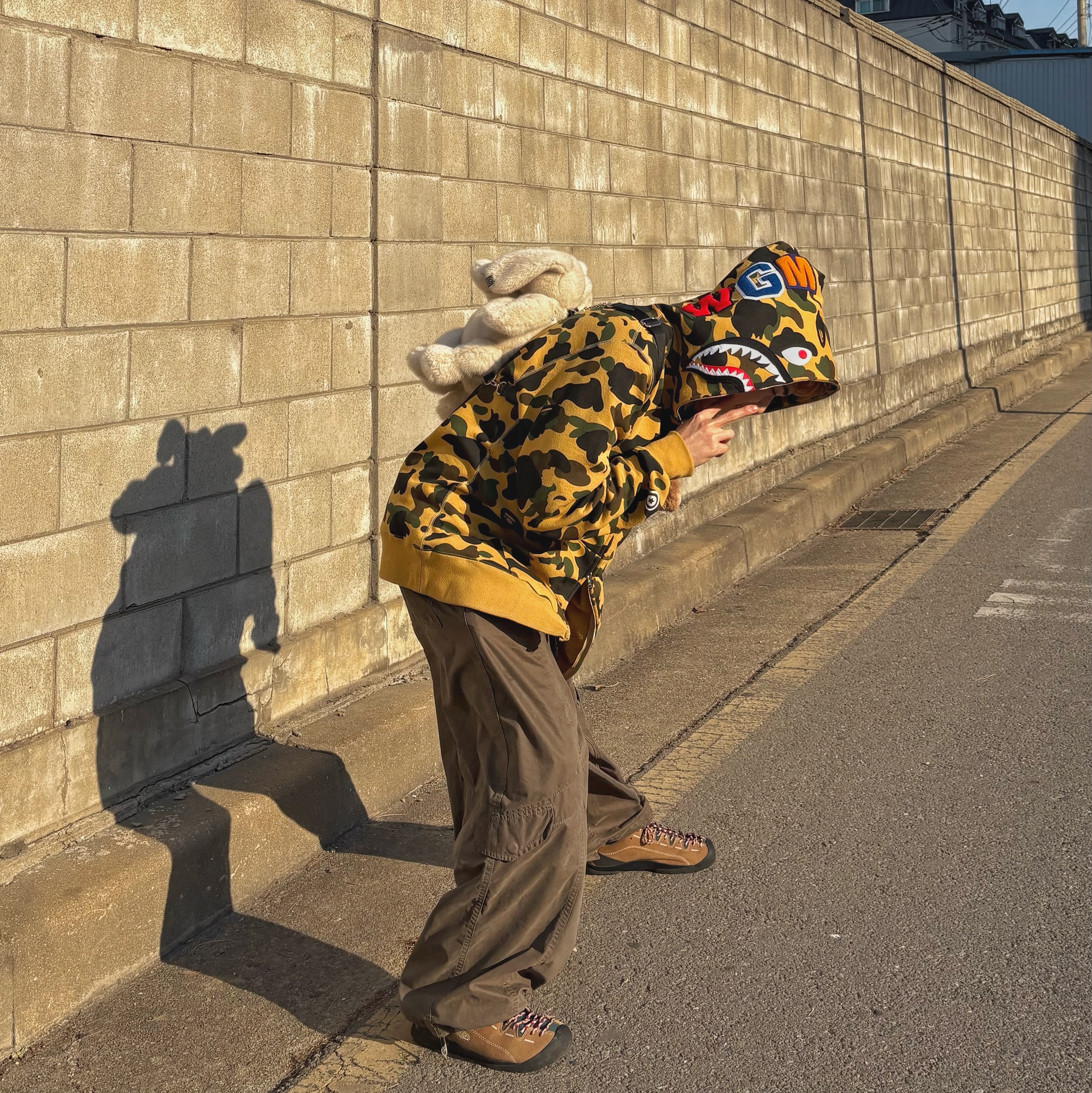 BAPE 1st Camo Shark Full Zip Hoodie Yellow, Keen Jasper Sneakers Toasted Coconut 착용 스타일 - 1