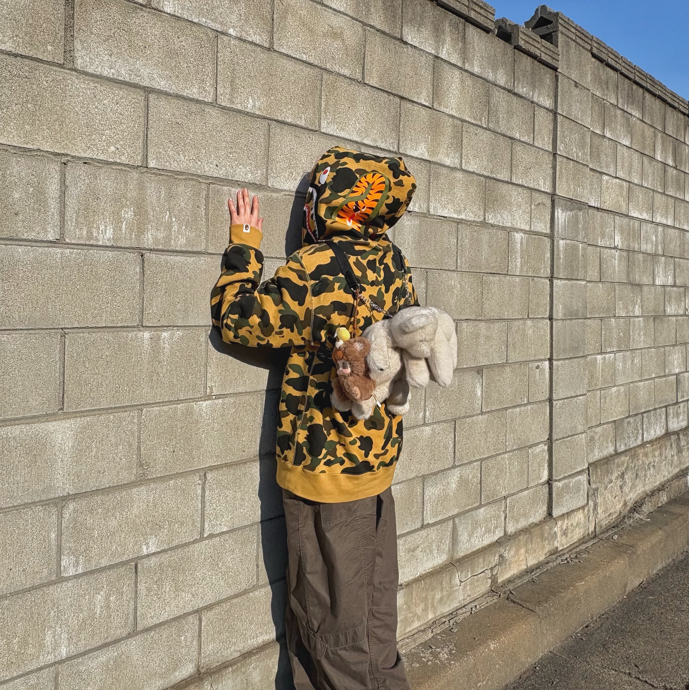 BAPE 1st Camo Shark Full Zip Hoodie Yellow, Keen Jasper Sneakers Toasted Coconut 착용 스타일 - 7